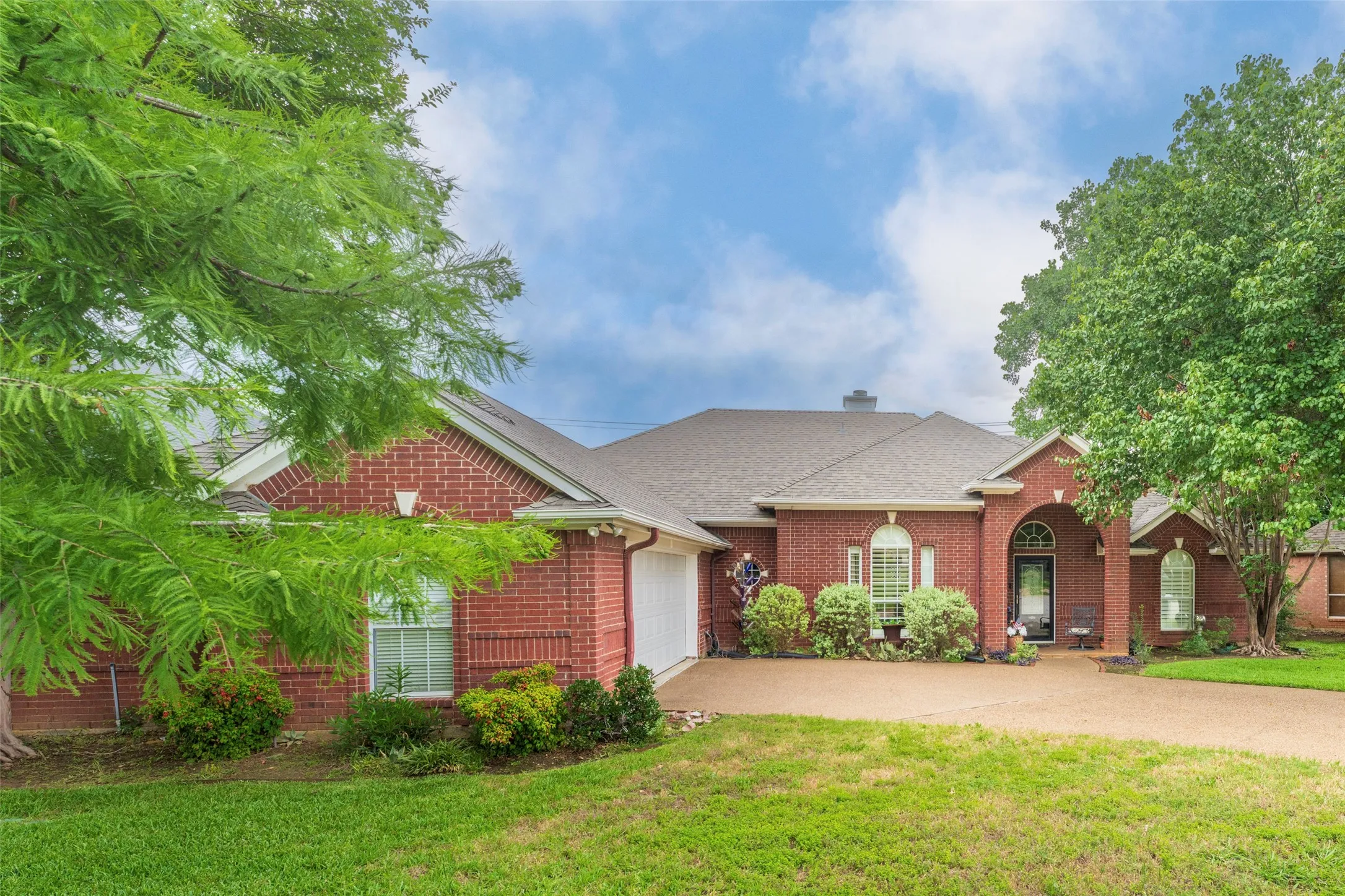 Single Family Residence For Sale in Tarrant County , 6703 Landover Hills Lane, Arlington, Texas 76017, 3 Bedroom, 2 Bathroom, 2 Garage spaces, 2,154 Sqft, built in 1993, mls#21347119, Real Estate Agent in Arlington, Homes For Sale in Tarrant county, Homes For Sale in Arlington, Realtor in Arlington Texas, Real Estate Brokerage Independent Realty Texas, Luminita Cordes Realtor