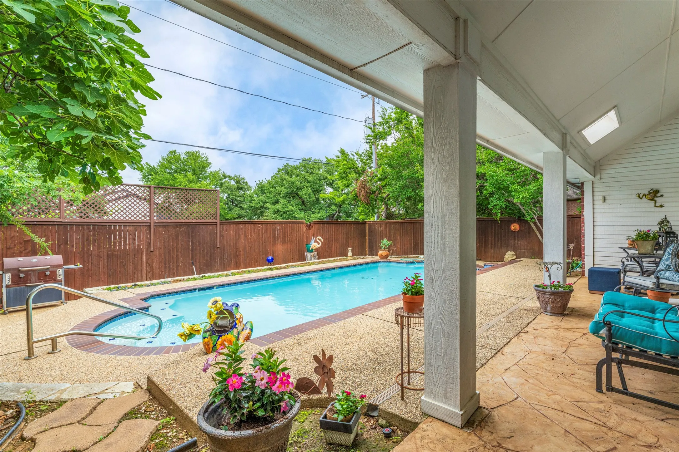 Relax from the Texas heat and entertain family and friends in this beautiful pool!