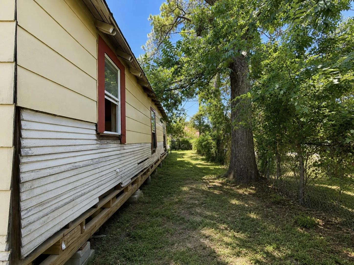Single Family Residence For Sale in Kaufman County , 921 S Medora Street, Terrell, Texas 75160, 2 Bedroom, 2 Bathroom, Garage spaces, 912 Sqft, built in 1970, mls#21357147, Real Estate Agent in Terrell, Homes For Sale in Kaufman county, Homes For Sale in Terrell, Realtor in Terrell Texas, Real Estate Brokerage Independent Realty Texas, Luminita Cordes Realtor
