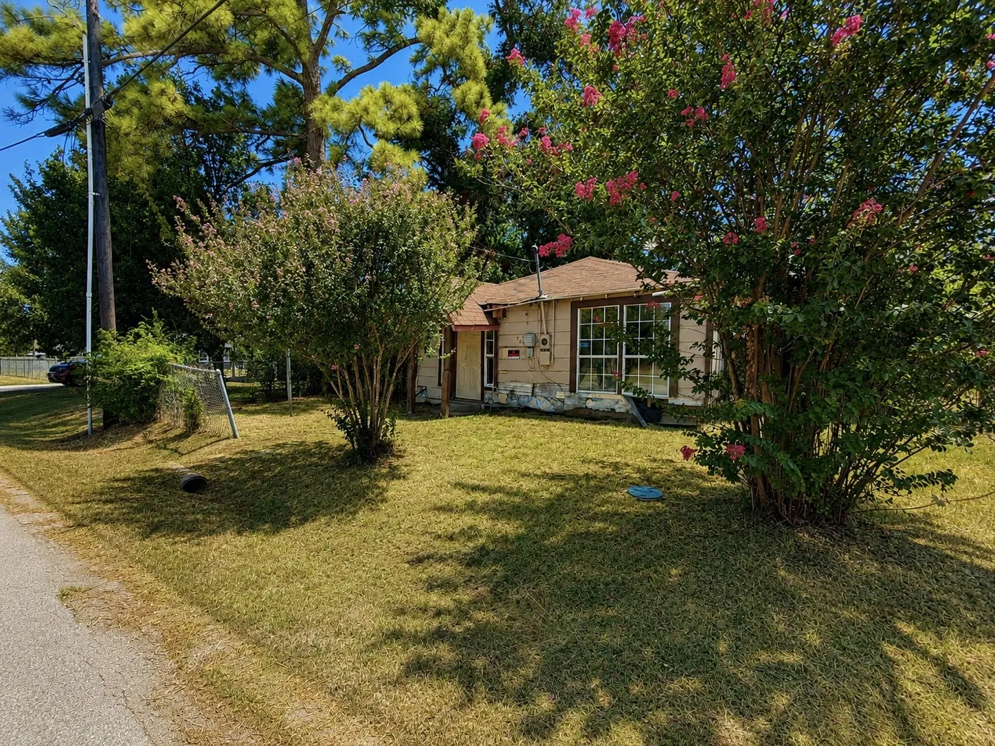 Single Family Residence For Sale in Kaufman County , 921 S Medora Street, Terrell, Texas 75160, 2 Bedroom, 2 Bathroom, Garage spaces, 912 Sqft, built in 1970, mls#21357147, Real Estate Agent in Terrell, Homes For Sale in Kaufman county, Homes For Sale in Terrell, Realtor in Terrell Texas, Real Estate Brokerage Independent Realty Texas, Luminita Cordes Realtor