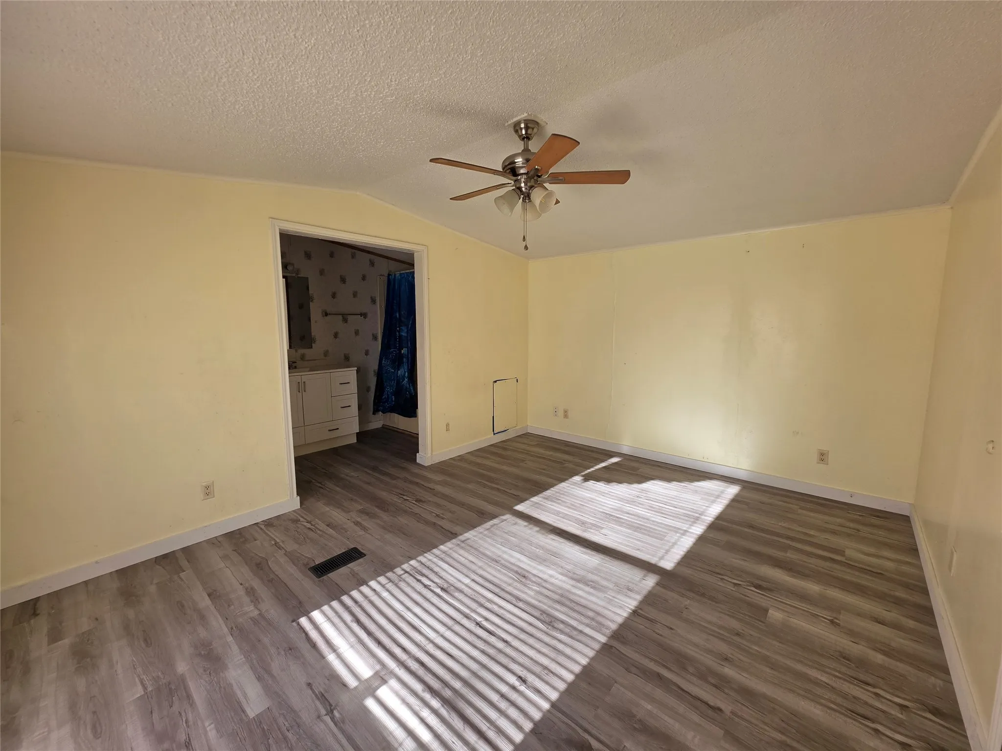 Mobile Home For Sale in Kaufman County , 16274 Joshua Lane, Kemp, Texas 75143, 2 Bedroom, 2 Bathroom, Garage spaces, 896 Sqft, built in 2007, mls#21355605, Real Estate Agent in Kemp, Homes For Sale in Kaufman county, Homes For Sale in Kemp, Realtor in Kemp Texas, Real Estate Brokerage Independent Realty Texas, Luminita Cordes Realtor