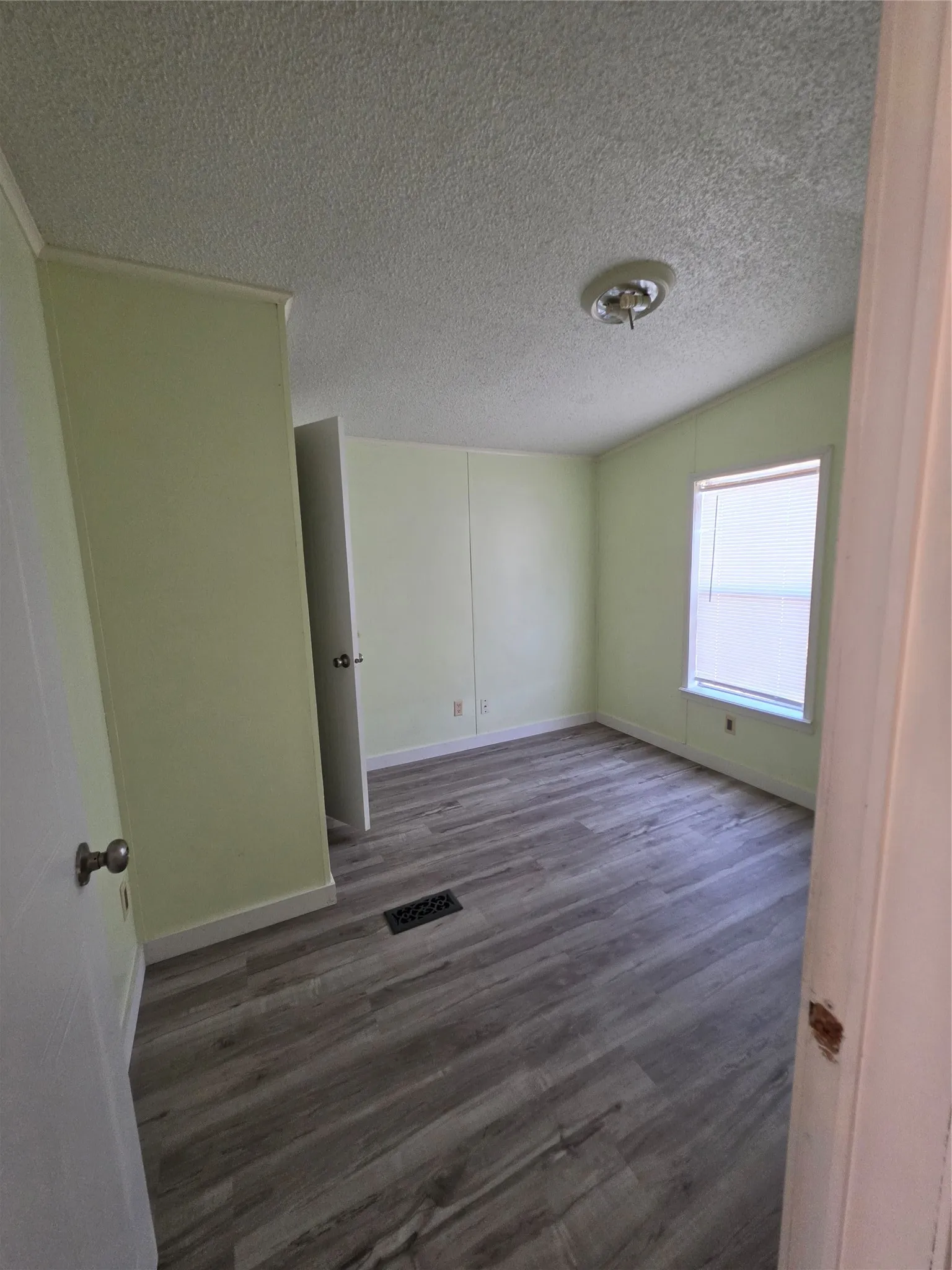 Mobile Home For Sale in Kaufman County , 16274 Joshua Lane, Kemp, Texas 75143, 2 Bedroom, 2 Bathroom, Garage spaces, 896 Sqft, built in 2007, mls#21355605, Real Estate Agent in Kemp, Homes For Sale in Kaufman county, Homes For Sale in Kemp, Realtor in Kemp Texas, Real Estate Brokerage Independent Realty Texas, Luminita Cordes Realtor
