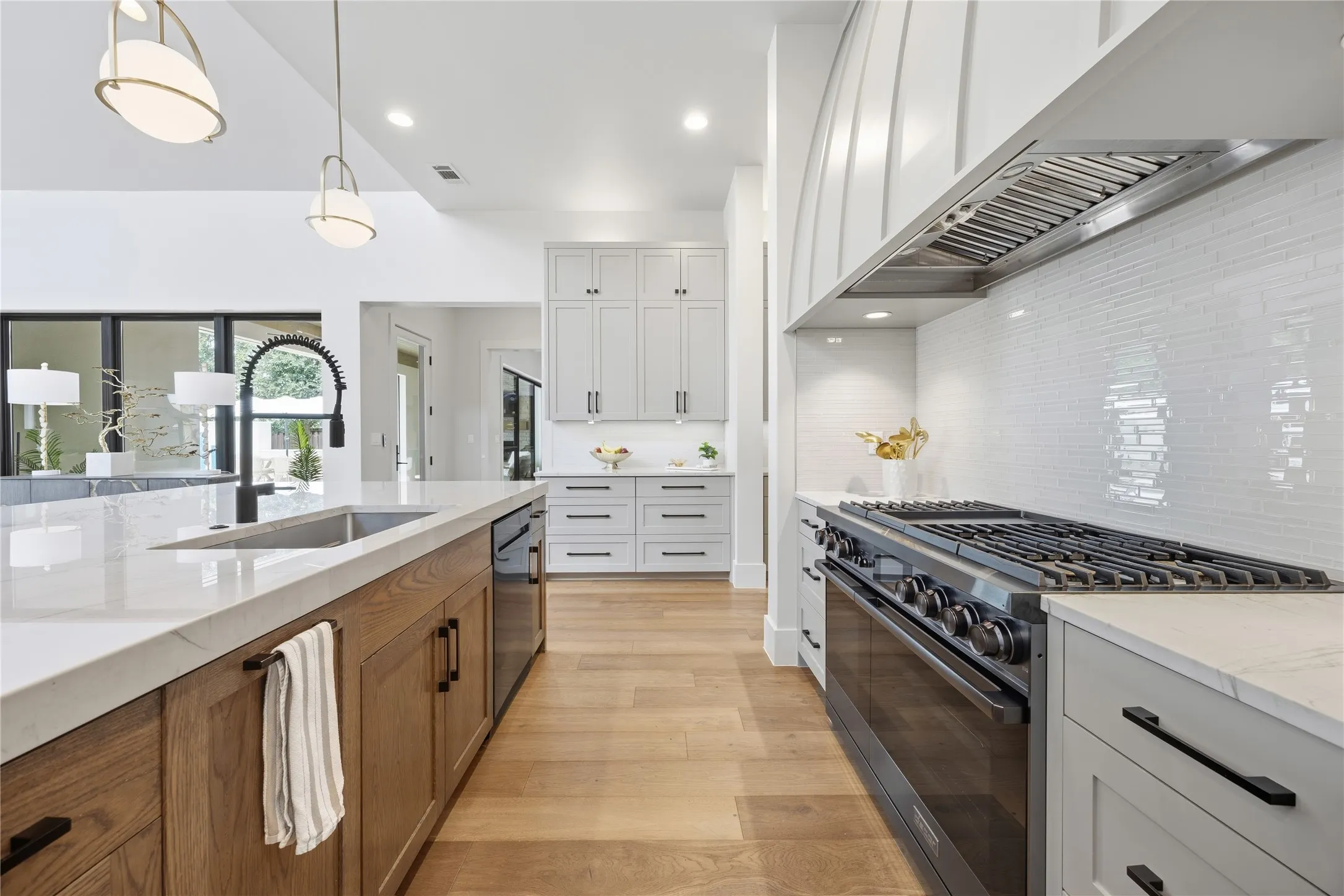 Single Family Residence For Sale in Tarrant County , 200 Winnie Drive, Colleyville, Texas 76034, 4 Bedroom, 5 Bathroom, 3 Garage spaces, 4,779 Sqft, built in 2020, mls#21355181, Real Estate Agent in Colleyville, Homes For Sale in Tarrant county, Homes For Sale in Colleyville, Realtor in Colleyville Texas, Real Estate Brokerage Independent Realty Texas, Luminita Cordes Realtor
