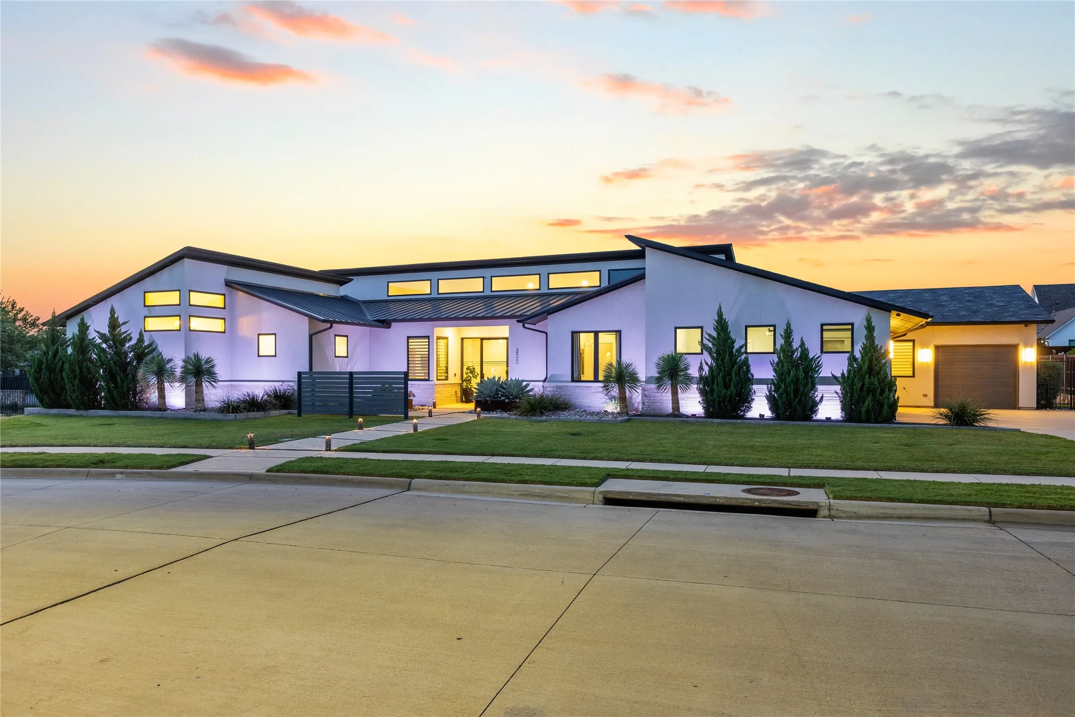 Single Family Residence For Sale in Tarrant County , 200 Winnie Drive, Colleyville, Texas 76034, 4 Bedroom, 5 Bathroom, 3 Garage spaces, 4,779 Sqft, built in 2020, mls#21355181, Real Estate Agent in Colleyville, Homes For Sale in Tarrant county, Homes For Sale in Colleyville, Realtor in Colleyville Texas, Real Estate Brokerage Independent Realty Texas, Luminita Cordes Realtor