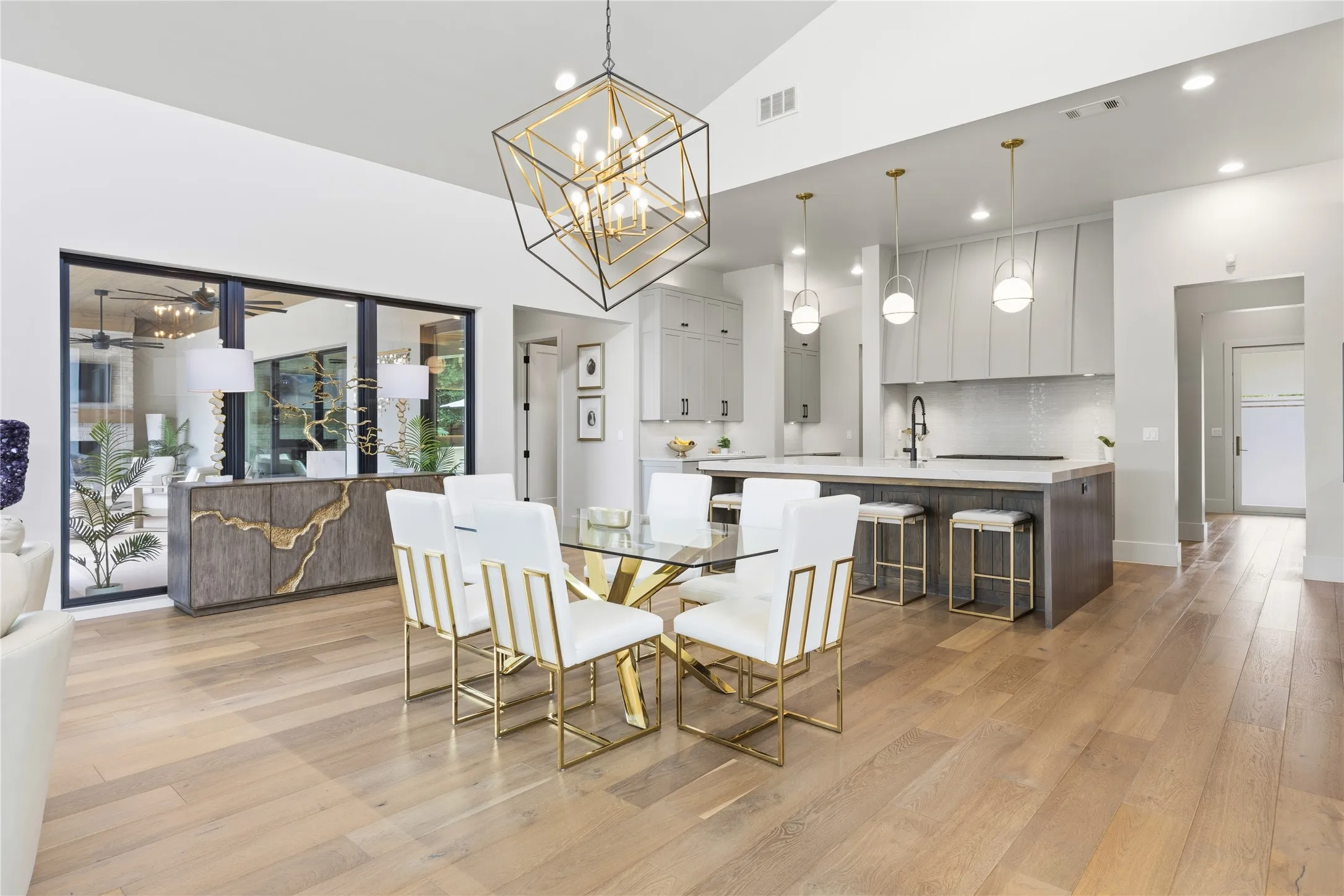 Single Family Residence For Sale in Tarrant County , 200 Winnie Drive, Colleyville, Texas 76034, 4 Bedroom, 5 Bathroom, 3 Garage spaces, 4,779 Sqft, built in 2020, mls#21355181, Real Estate Agent in Colleyville, Homes For Sale in Tarrant county, Homes For Sale in Colleyville, Realtor in Colleyville Texas, Real Estate Brokerage Independent Realty Texas, Luminita Cordes Realtor