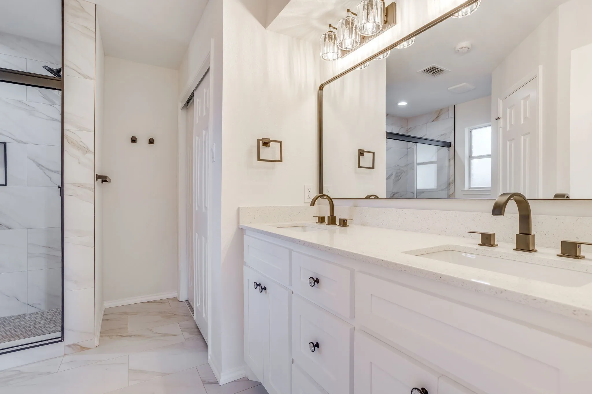 Gorgeous tile, Dual sinks, new granite and more!