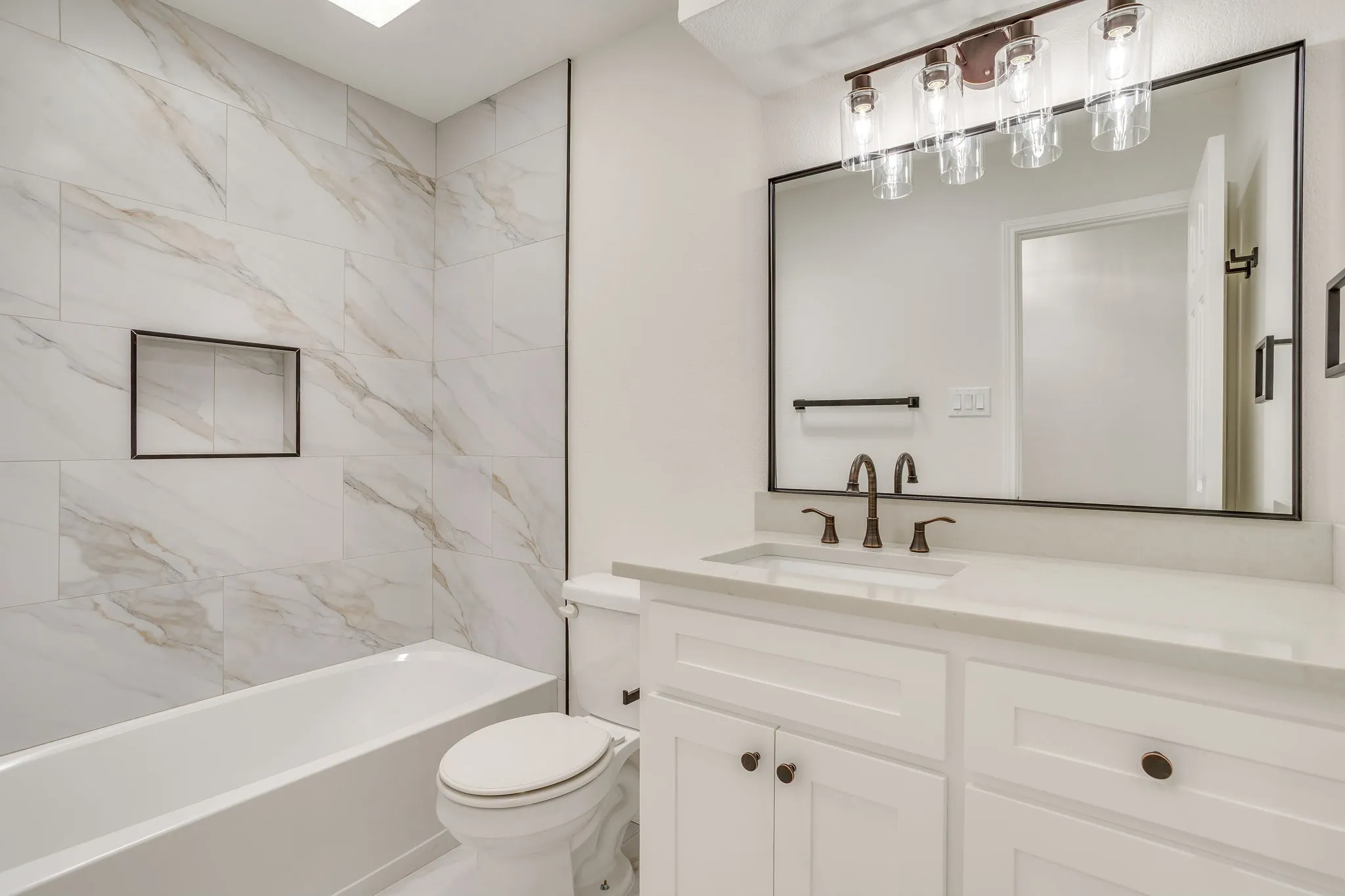 Upstairs Full Bathroom