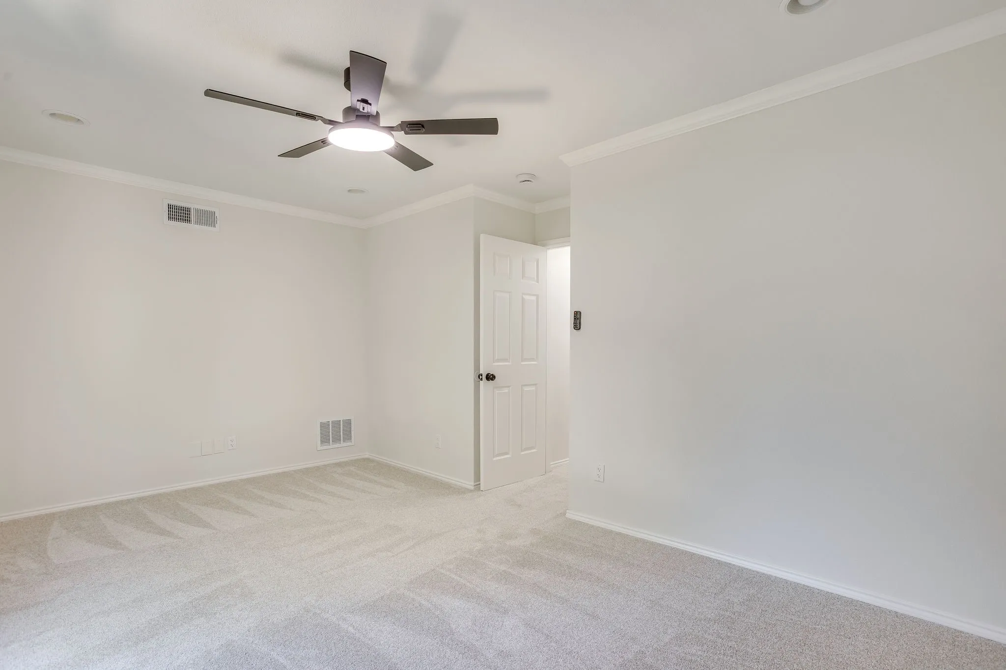 Single Family Residence For Sale in Tarrant County , 4608 Bayonne Court, Arlington, Texas 76016, 3 Bedroom, 3 Bathroom, 2 Garage spaces, 1,664 Sqft, built in 1992, mls#21350840, Real Estate Agent in Arlington, Homes For Sale in Tarrant county, Homes For Sale in Arlington, Realtor in Arlington Texas, Real Estate Brokerage Independent Realty Texas, Luminita Cordes Realtor