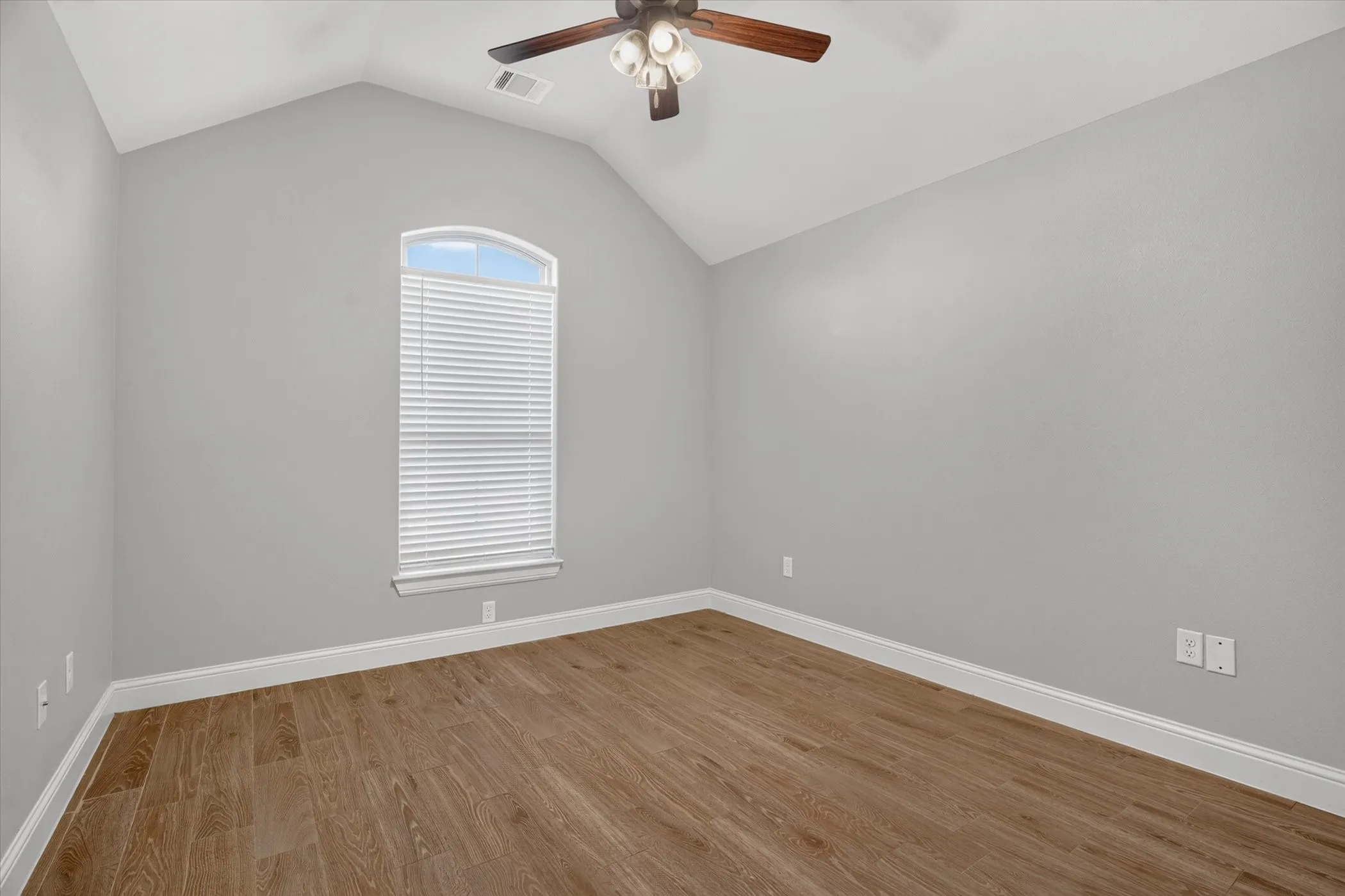 Single Family Residence For Sale in Hood County , 3335 White Horse Drive, Granbury, Texas 76049, 3 Bedroom, 2 Bathroom, 2 Garage spaces, 1,755 Sqft, built in 2021, mls#21354088, Real Estate Agent in Granbury, Homes For Sale in Hood county, Homes For Sale in Granbury, Realtor in Granbury Texas, Real Estate Brokerage Independent Realty Texas, Luminita Cordes Realtor
