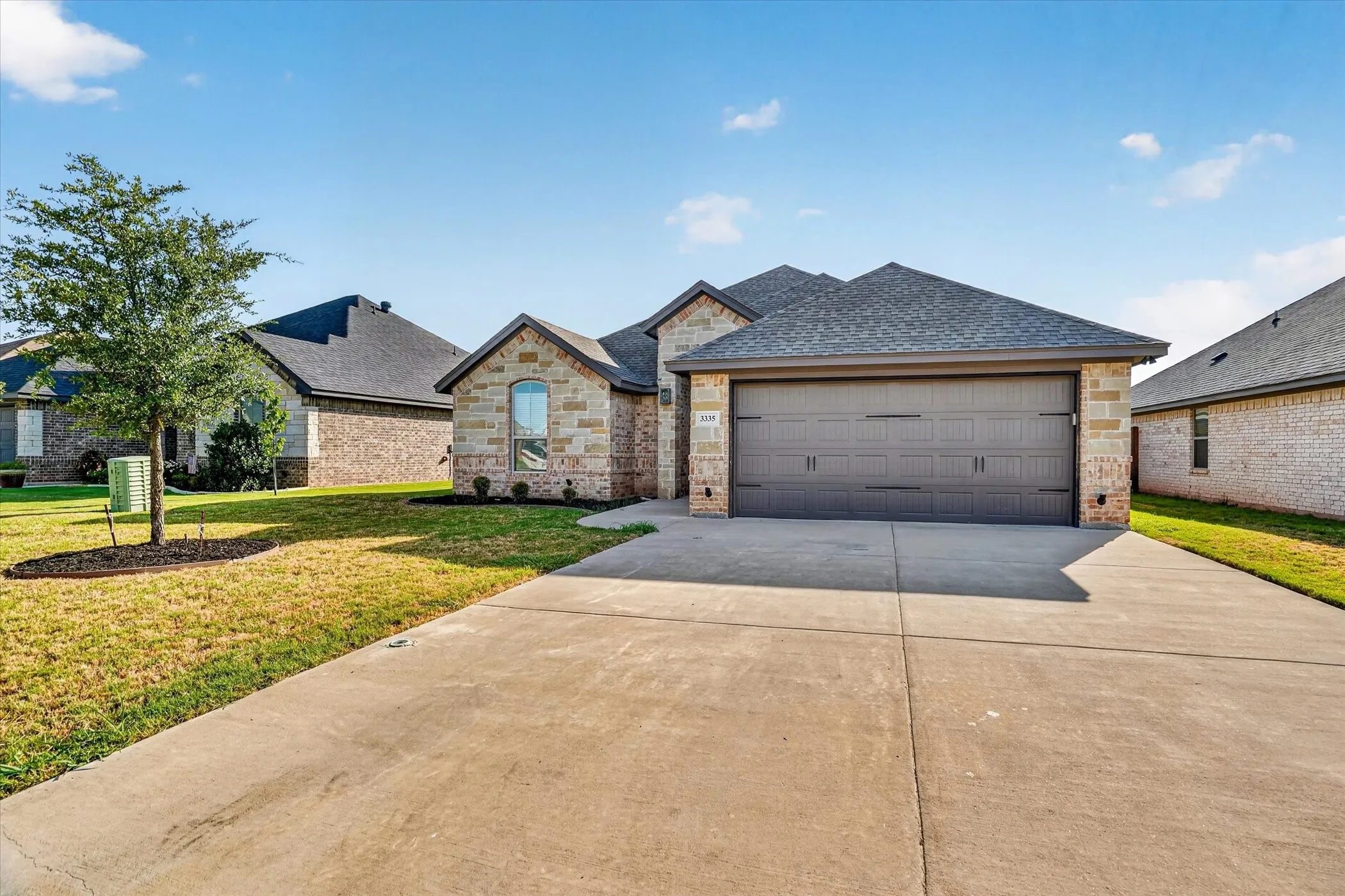 Single Family Residence For Sale in Hood County , 3335 White Horse Drive, Granbury, Texas 76049, 3 Bedroom, 2 Bathroom, 2 Garage spaces, 1,755 Sqft, built in 2021, mls#21354088, Real Estate Agent in Granbury, Homes For Sale in Hood county, Homes For Sale in Granbury, Realtor in Granbury Texas, Real Estate Brokerage Independent Realty Texas, Luminita Cordes Realtor