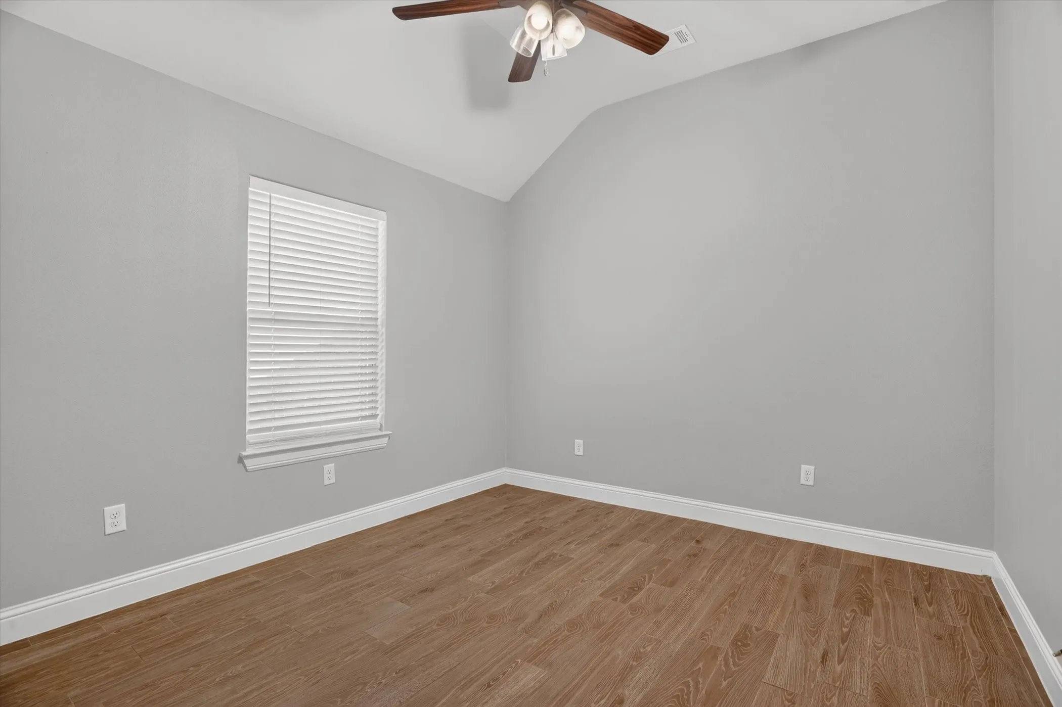 Single Family Residence For Sale in Hood County , 3335 White Horse Drive, Granbury, Texas 76049, 3 Bedroom, 2 Bathroom, 2 Garage spaces, 1,755 Sqft, built in 2021, mls#21354088, Real Estate Agent in Granbury, Homes For Sale in Hood county, Homes For Sale in Granbury, Realtor in Granbury Texas, Real Estate Brokerage Independent Realty Texas, Luminita Cordes Realtor