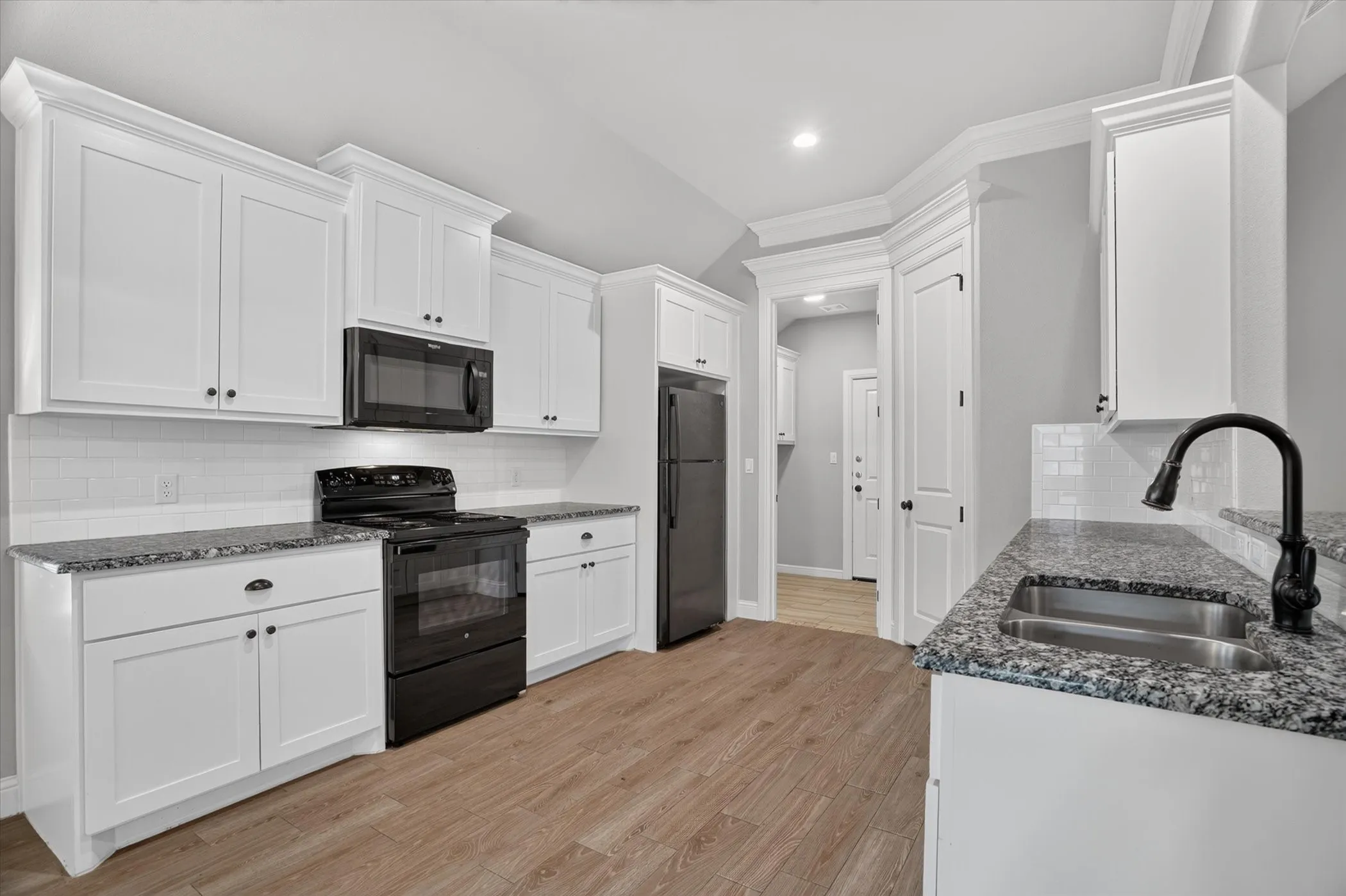 Single Family Residence For Sale in Hood County , 3335 White Horse Drive, Granbury, Texas 76049, 3 Bedroom, 2 Bathroom, 2 Garage spaces, 1,755 Sqft, built in 2021, mls#21354088, Real Estate Agent in Granbury, Homes For Sale in Hood county, Homes For Sale in Granbury, Realtor in Granbury Texas, Real Estate Brokerage Independent Realty Texas, Luminita Cordes Realtor