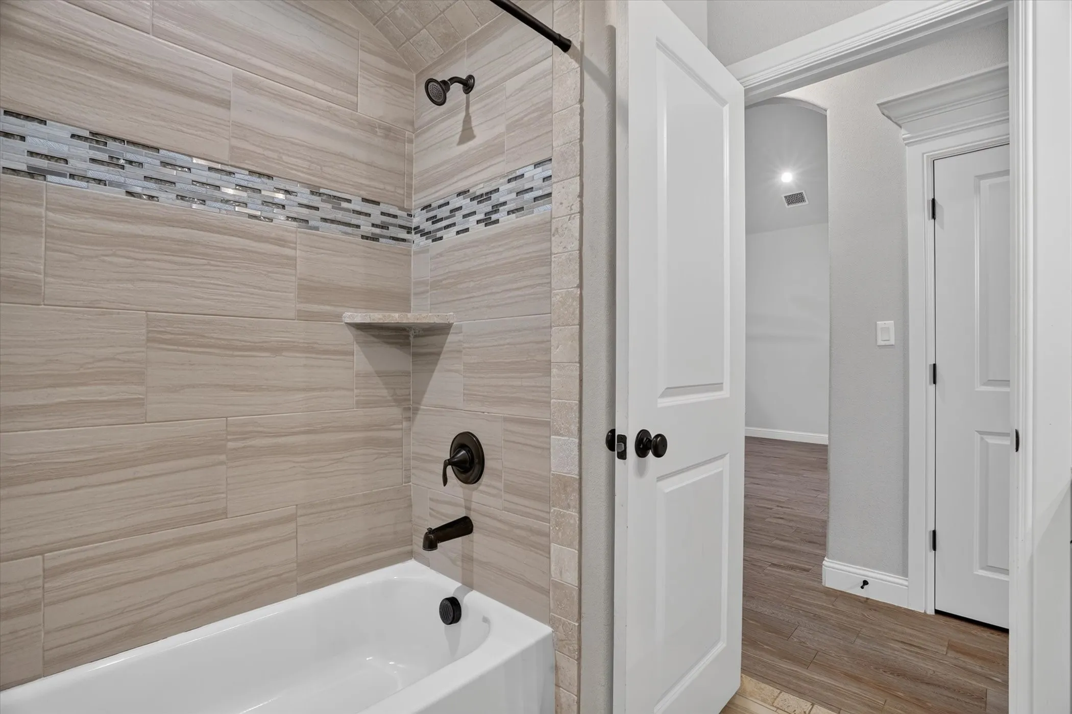 Single Family Residence For Sale in Hood County , 3335 White Horse Drive, Granbury, Texas 76049, 3 Bedroom, 2 Bathroom, 2 Garage spaces, 1,755 Sqft, built in 2021, mls#21354088, Real Estate Agent in Granbury, Homes For Sale in Hood county, Homes For Sale in Granbury, Realtor in Granbury Texas, Real Estate Brokerage Independent Realty Texas, Luminita Cordes Realtor