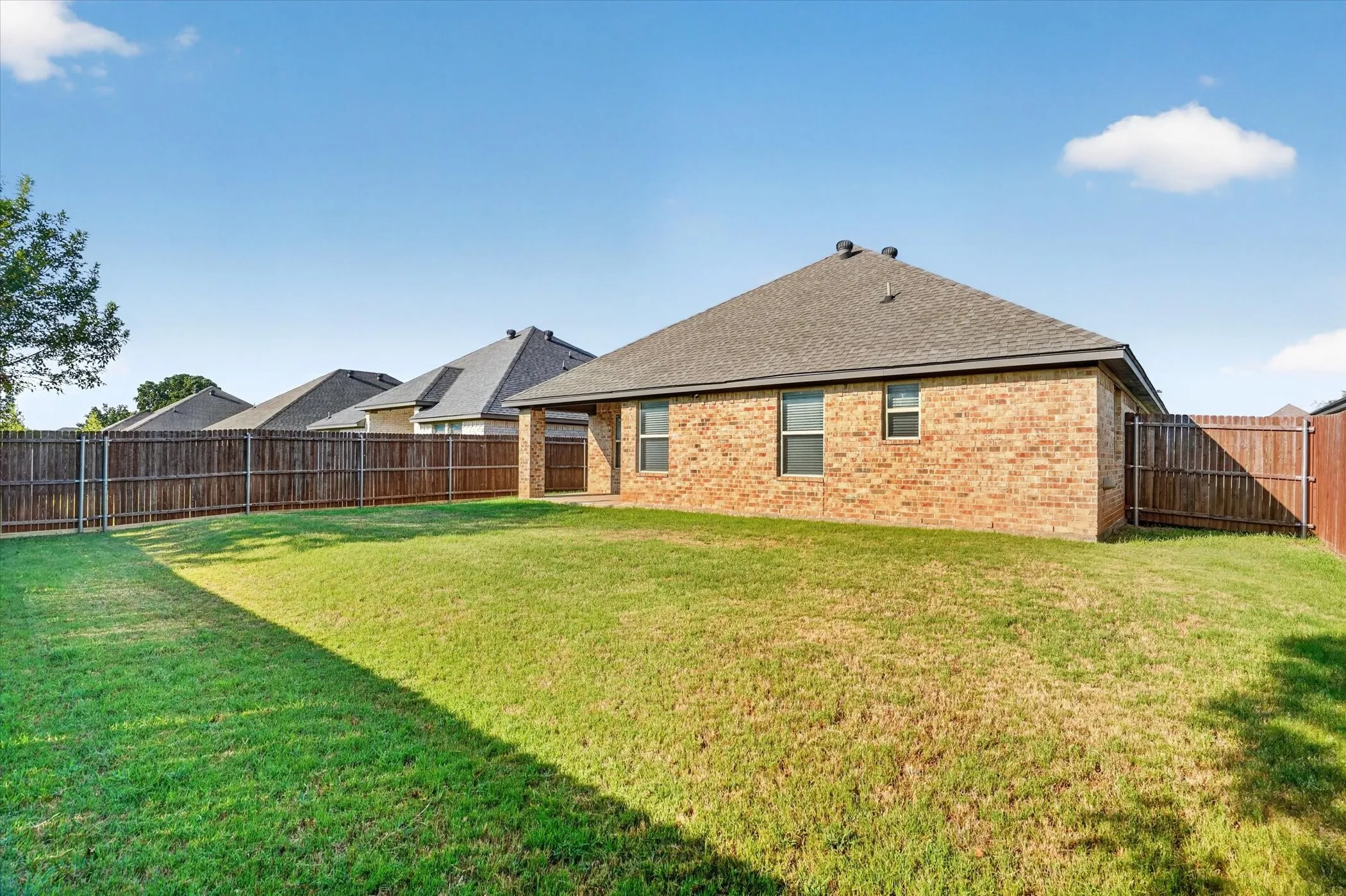 Single Family Residence For Sale in Hood County , 3335 White Horse Drive, Granbury, Texas 76049, 3 Bedroom, 2 Bathroom, 2 Garage spaces, 1,755 Sqft, built in 2021, mls#21354088, Real Estate Agent in Granbury, Homes For Sale in Hood county, Homes For Sale in Granbury, Realtor in Granbury Texas, Real Estate Brokerage Independent Realty Texas, Luminita Cordes Realtor