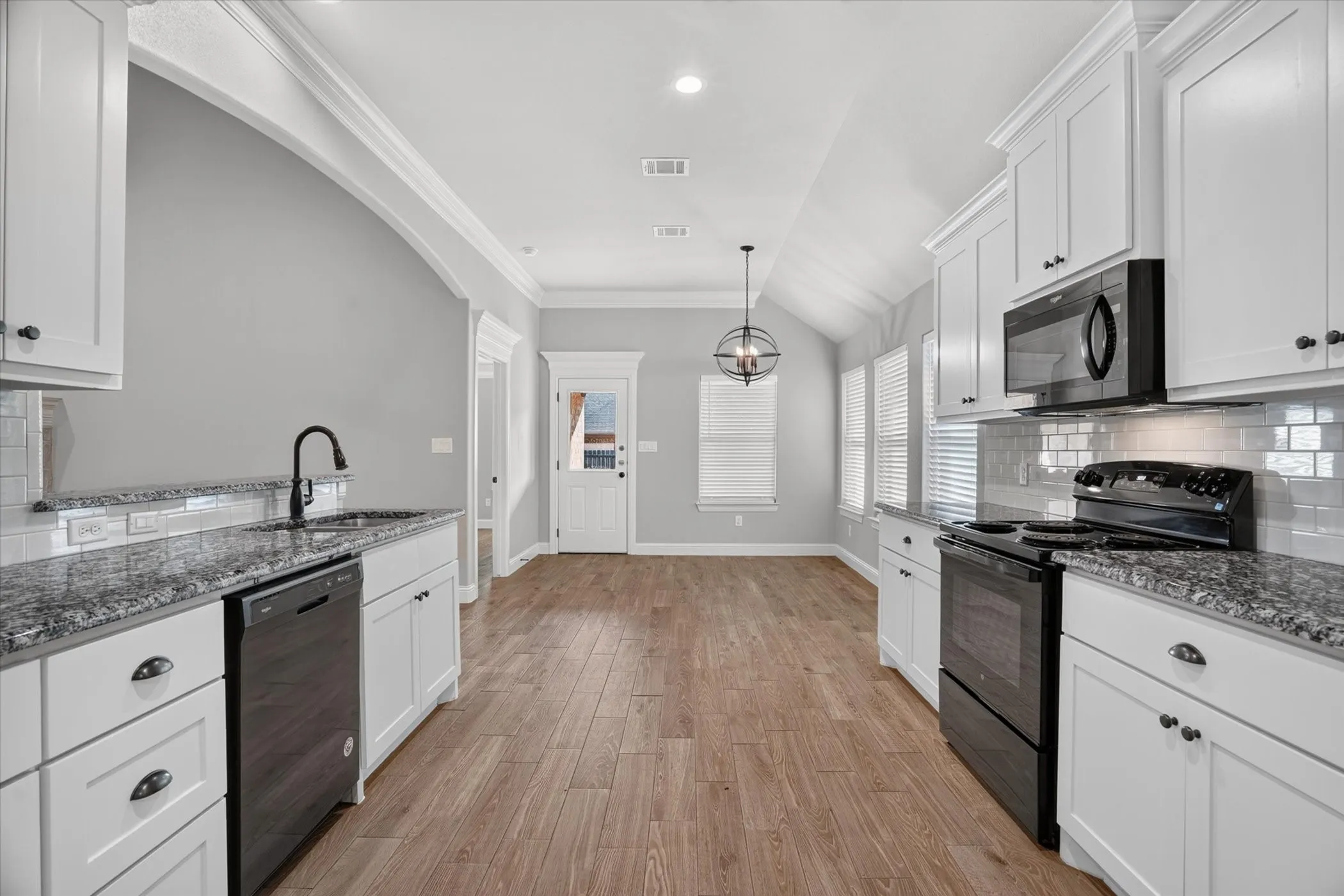 Single Family Residence For Sale in Hood County , 3335 White Horse Drive, Granbury, Texas 76049, 3 Bedroom, 2 Bathroom, 2 Garage spaces, 1,755 Sqft, built in 2021, mls#21354088, Real Estate Agent in Granbury, Homes For Sale in Hood county, Homes For Sale in Granbury, Realtor in Granbury Texas, Real Estate Brokerage Independent Realty Texas, Luminita Cordes Realtor