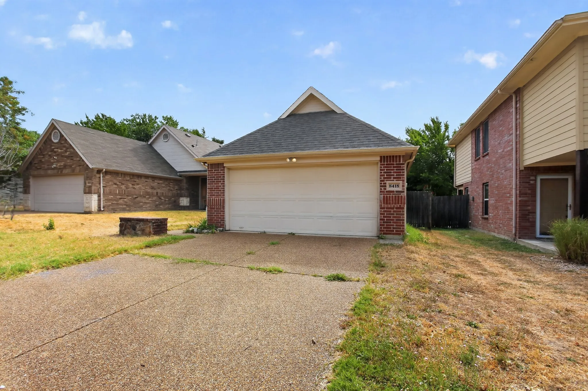 Single Family Residence For Sale in Dallas County , 8418 Timberbrook Lane, Dallas, Texas 75249, 3 Bedroom, 2 Bathroom, 2 Garage spaces, 1,333 Sqft, built in 2010, mls#21356868, Real Estate Agent in Dallas, Homes For Sale in Dallas county, Homes For Sale in Dallas, Realtor in Dallas Texas, Real Estate Brokerage Independent Realty Texas, Luminita Cordes Realtor