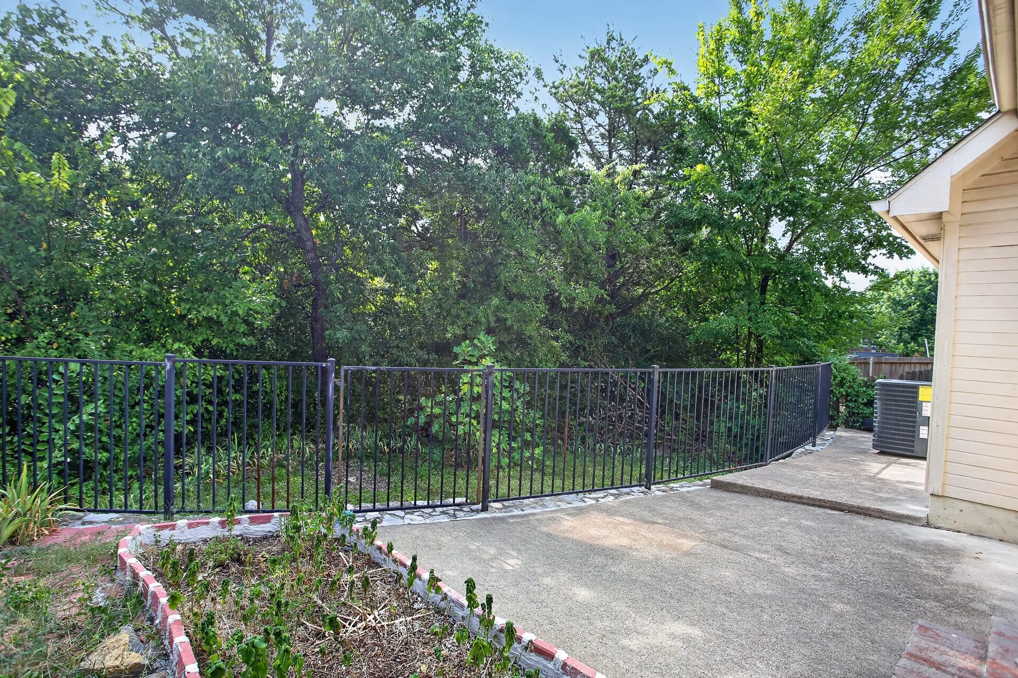 Single Family Residence For Sale in Dallas County , 8418 Timberbrook Lane, Dallas, Texas 75249, 3 Bedroom, 2 Bathroom, 2 Garage spaces, 1,333 Sqft, built in 2010, mls#21356868, Real Estate Agent in Dallas, Homes For Sale in Dallas county, Homes For Sale in Dallas, Realtor in Dallas Texas, Real Estate Brokerage Independent Realty Texas, Luminita Cordes Realtor