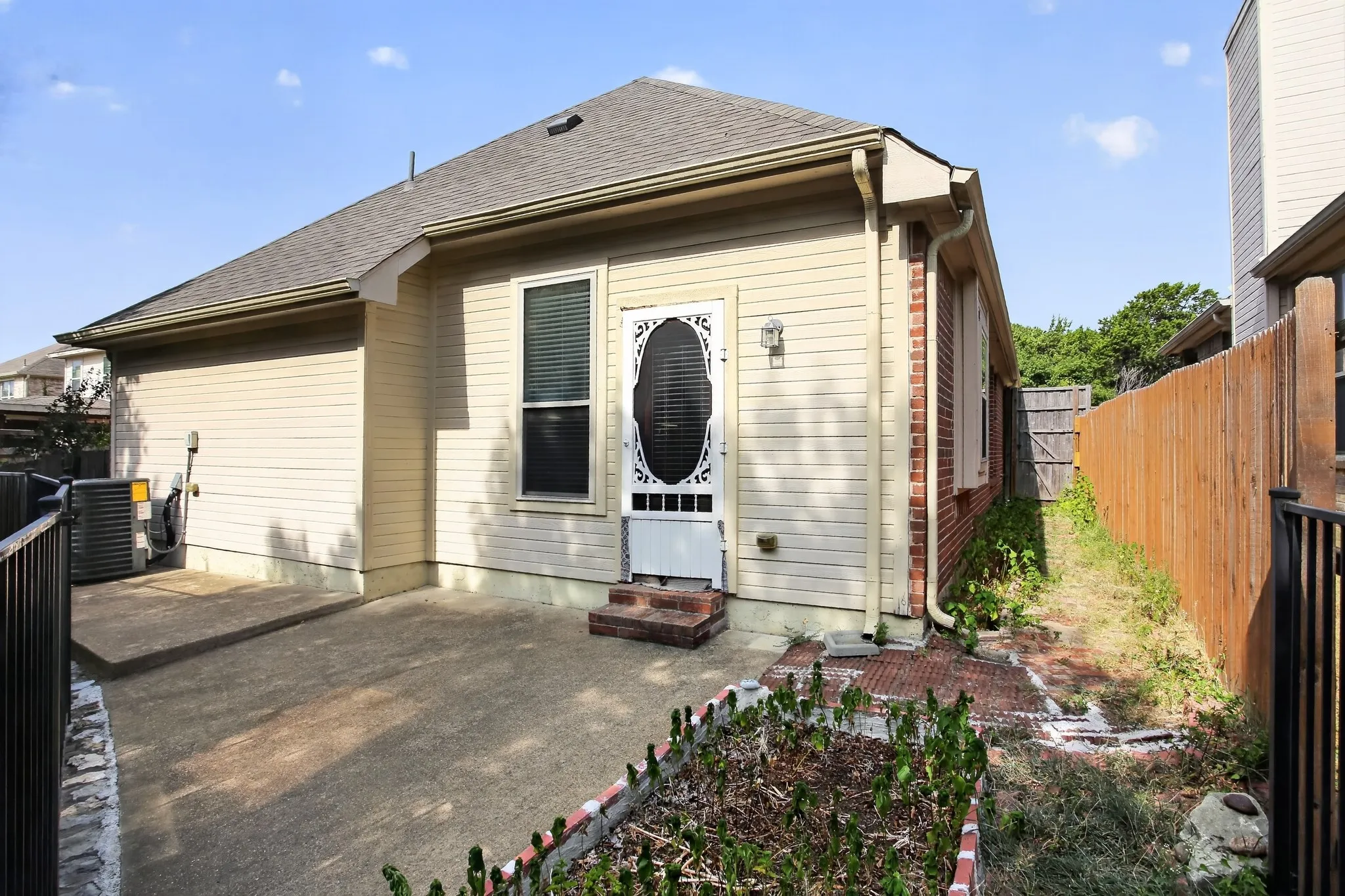 Single Family Residence For Sale in Dallas County , 8418 Timberbrook Lane, Dallas, Texas 75249, 3 Bedroom, 2 Bathroom, 2 Garage spaces, 1,333 Sqft, built in 2010, mls#21356868, Real Estate Agent in Dallas, Homes For Sale in Dallas county, Homes For Sale in Dallas, Realtor in Dallas Texas, Real Estate Brokerage Independent Realty Texas, Luminita Cordes Realtor