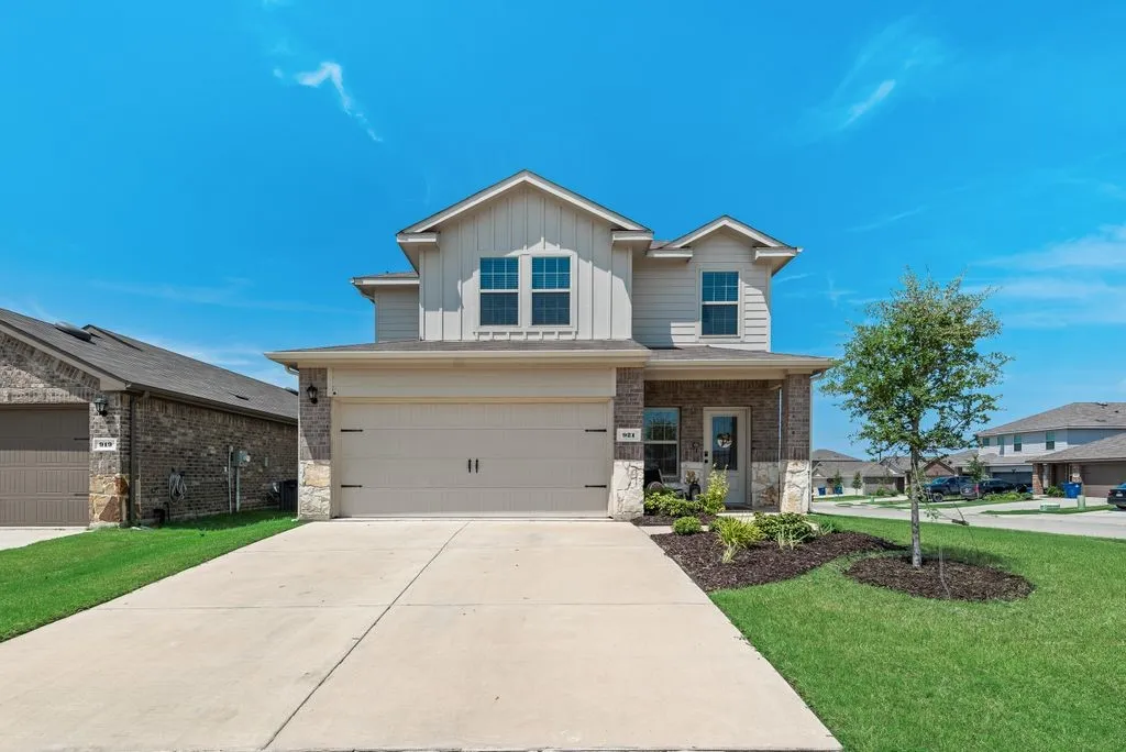 Single Family Residence For Sale in Hunt County , 921 Corral Street, Royse City, Texas 75189, 3 Bedroom, 3 Bathroom, 2 Garage spaces, 1,921 Sqft, built in 2023, mls#21354459, Real Estate Agent in Royse City, Homes For Sale in Hunt county, Homes For Sale in Royse City, Realtor in Royse City Texas, Real Estate Brokerage Independent Realty Texas, Luminita Cordes Realtor