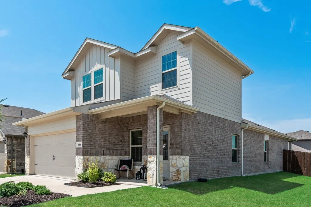 Single Family Residence For Sale in Hunt County , 921 Corral Street, Royse City, Texas 75189, 3 Bedroom, 3 Bathroom, 2 Garage spaces, 1,921 Sqft, built in 2023, mls#21354459, Real Estate Agent in Royse City, Homes For Sale in Hunt county, Homes For Sale in Royse City, Realtor in Royse City Texas, Real Estate Brokerage Independent Realty Texas, Luminita Cordes Realtor