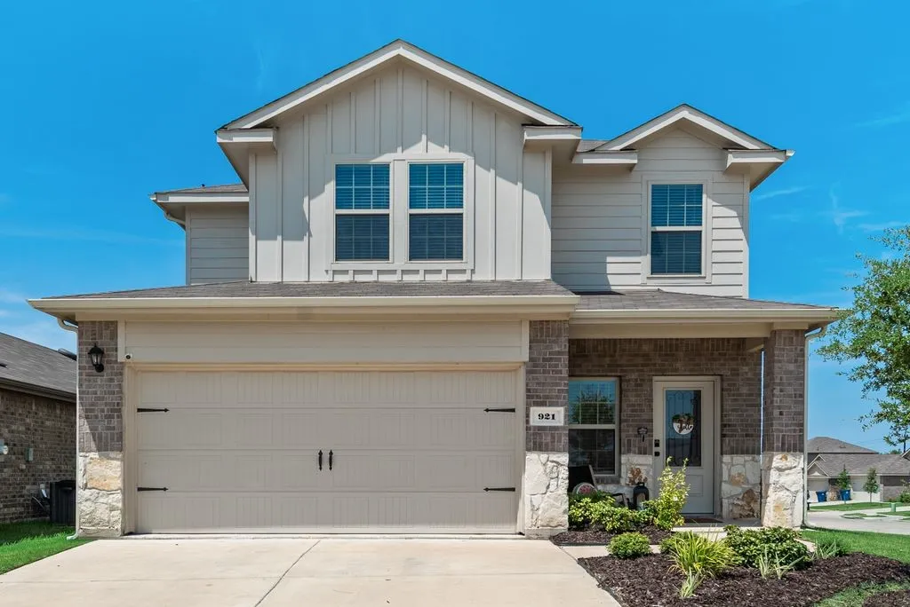Single Family Residence For Sale in Hunt County , 921 Corral Street, Royse City, Texas 75189, 3 Bedroom, 3 Bathroom, 2 Garage spaces, 1,921 Sqft, built in 2023, mls#21354459, Real Estate Agent in Royse City, Homes For Sale in Hunt county, Homes For Sale in Royse City, Realtor in Royse City Texas, Real Estate Brokerage Independent Realty Texas, Luminita Cordes Realtor