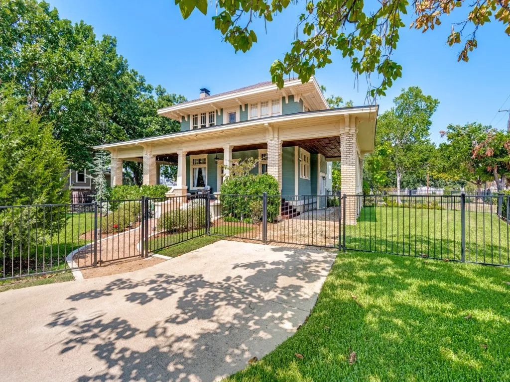 Driveway and porte coche with large porch.