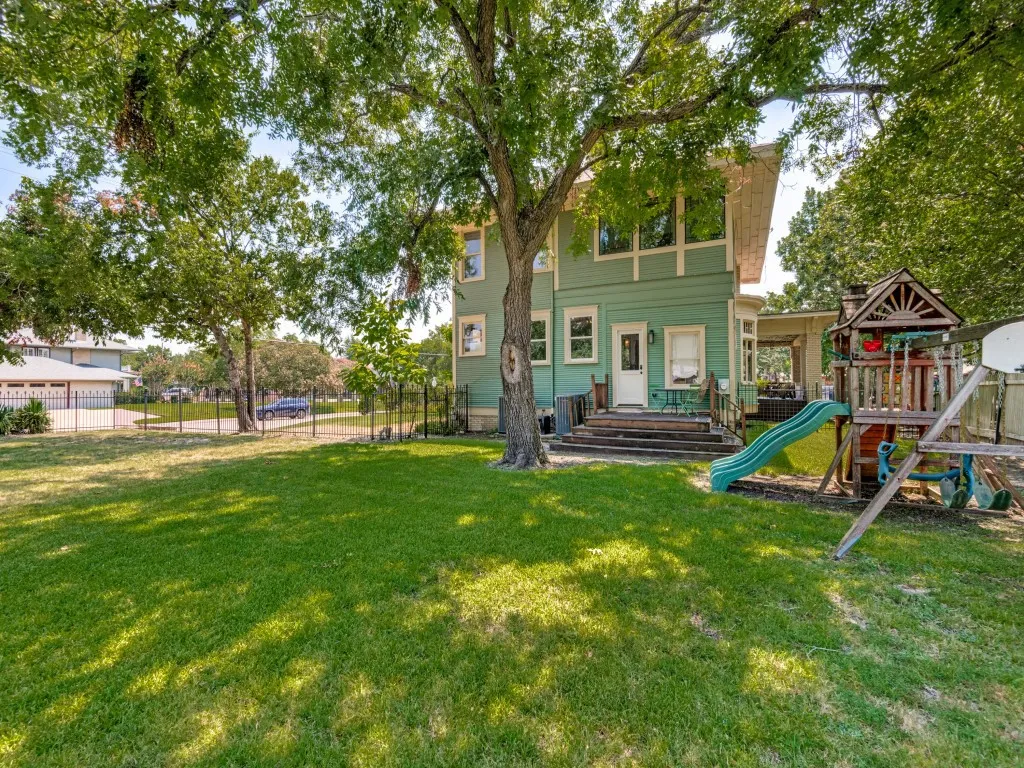 Single Family Residence For Sale in Kaufman County , 600 S Center Street, Forney, Texas 75126, 4 Bedroom, 3 Bathroom, Garage spaces, 3,091 Sqft, built in 1911, mls#21346973, Real Estate Agent in Forney, Homes For Sale in Kaufman county, Homes For Sale in Forney, Realtor in Forney Texas, Real Estate Brokerage Independent Realty Texas, Luminita Cordes Realtor
