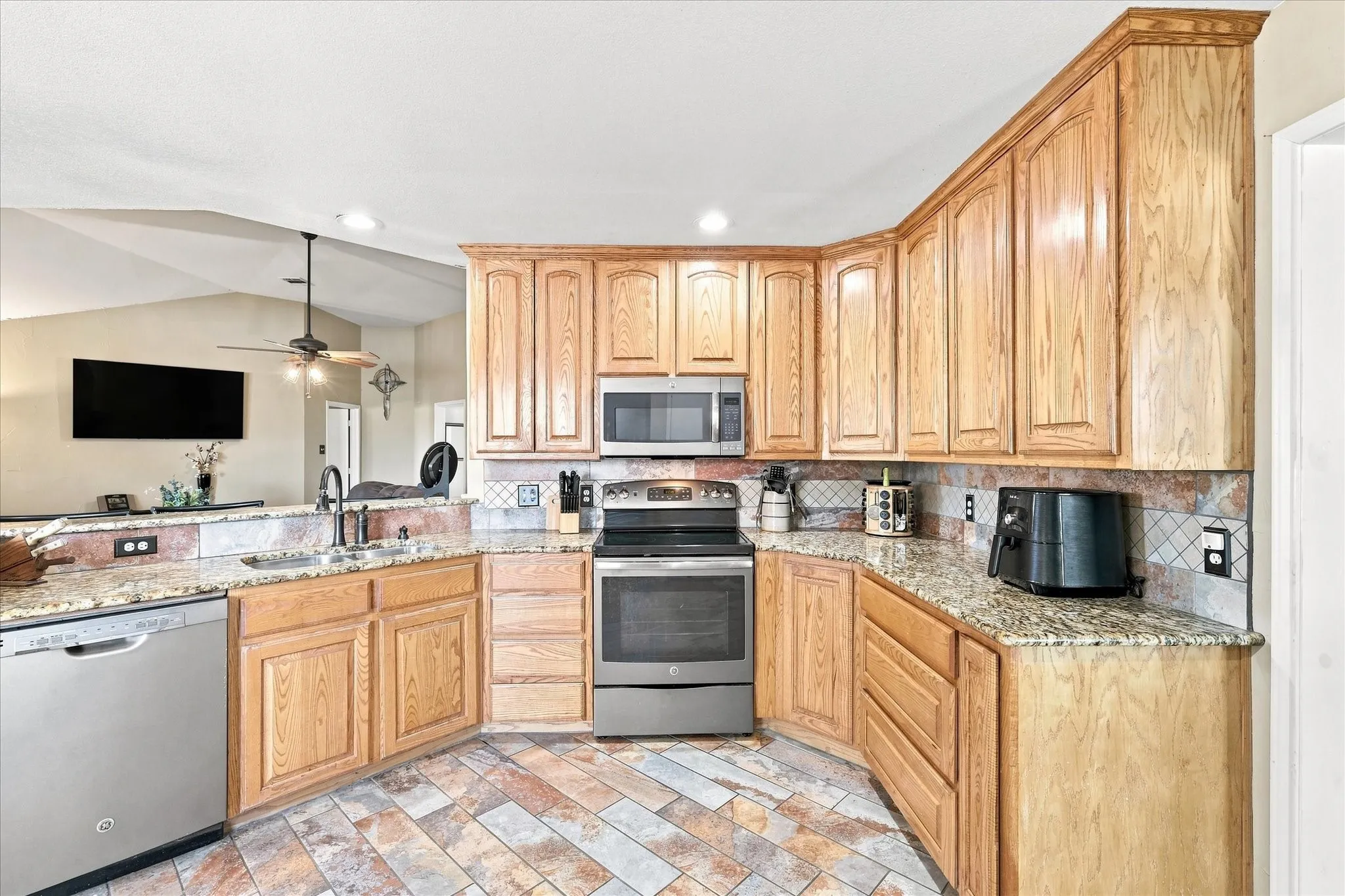 Single Family Residence For Sale in Denton County , 11555 Plainview Road, Krum, Texas 76249, 4 Bedroom, 2 Bathroom, 2 Garage spaces, 2,228 Sqft, built in 1999, mls#21325436, Real Estate Agent in Krum, Homes For Sale in Denton county, Homes For Sale in Krum, Realtor in Krum Texas, Real Estate Brokerage Independent Realty Texas, Luminita Cordes Realtor