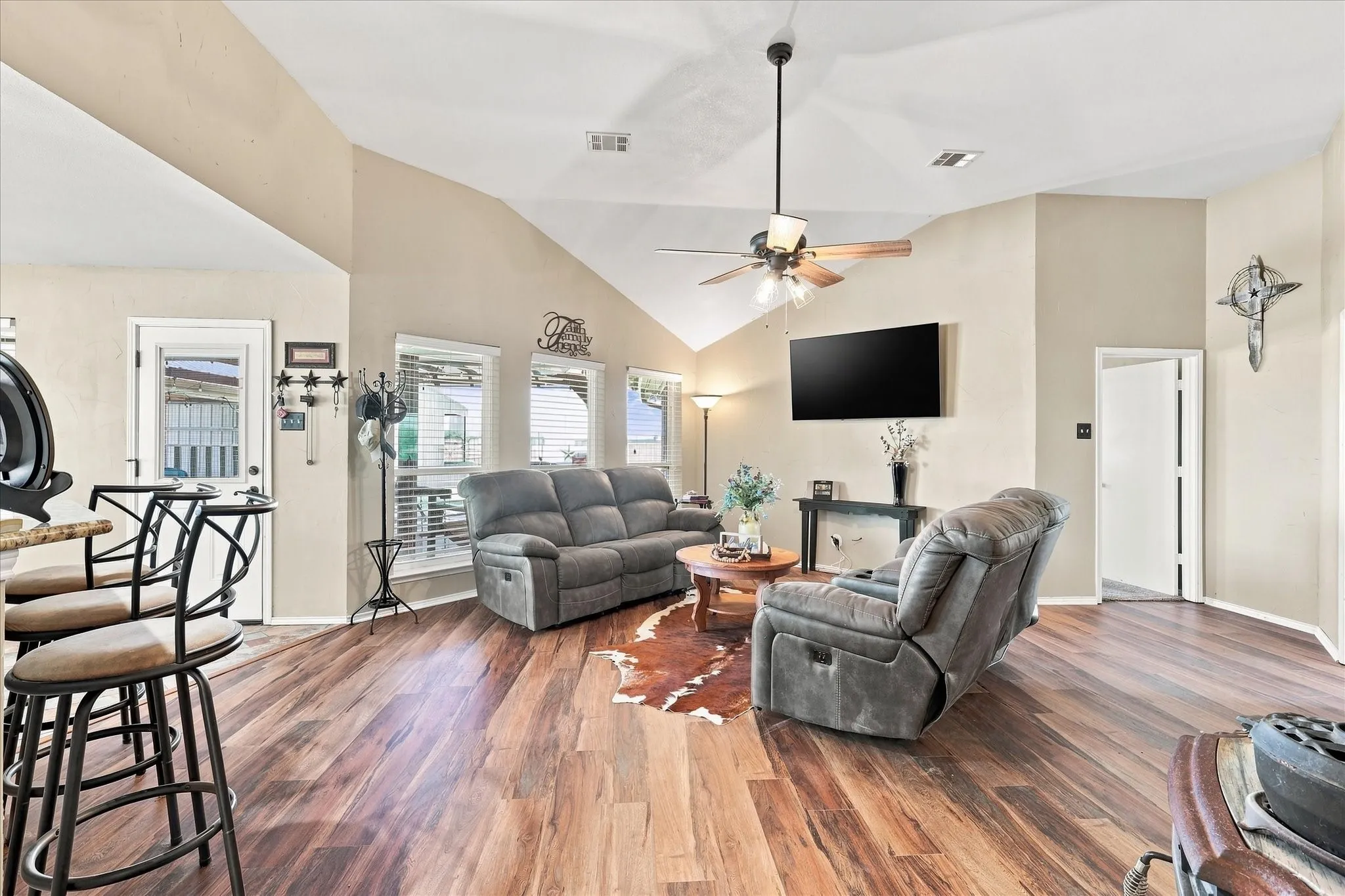 Single Family Residence For Sale in Denton County , 11555 Plainview Road, Krum, Texas 76249, 4 Bedroom, 2 Bathroom, 2 Garage spaces, 2,228 Sqft, built in 1999, mls#21325436, Real Estate Agent in Krum, Homes For Sale in Denton county, Homes For Sale in Krum, Realtor in Krum Texas, Real Estate Brokerage Independent Realty Texas, Luminita Cordes Realtor