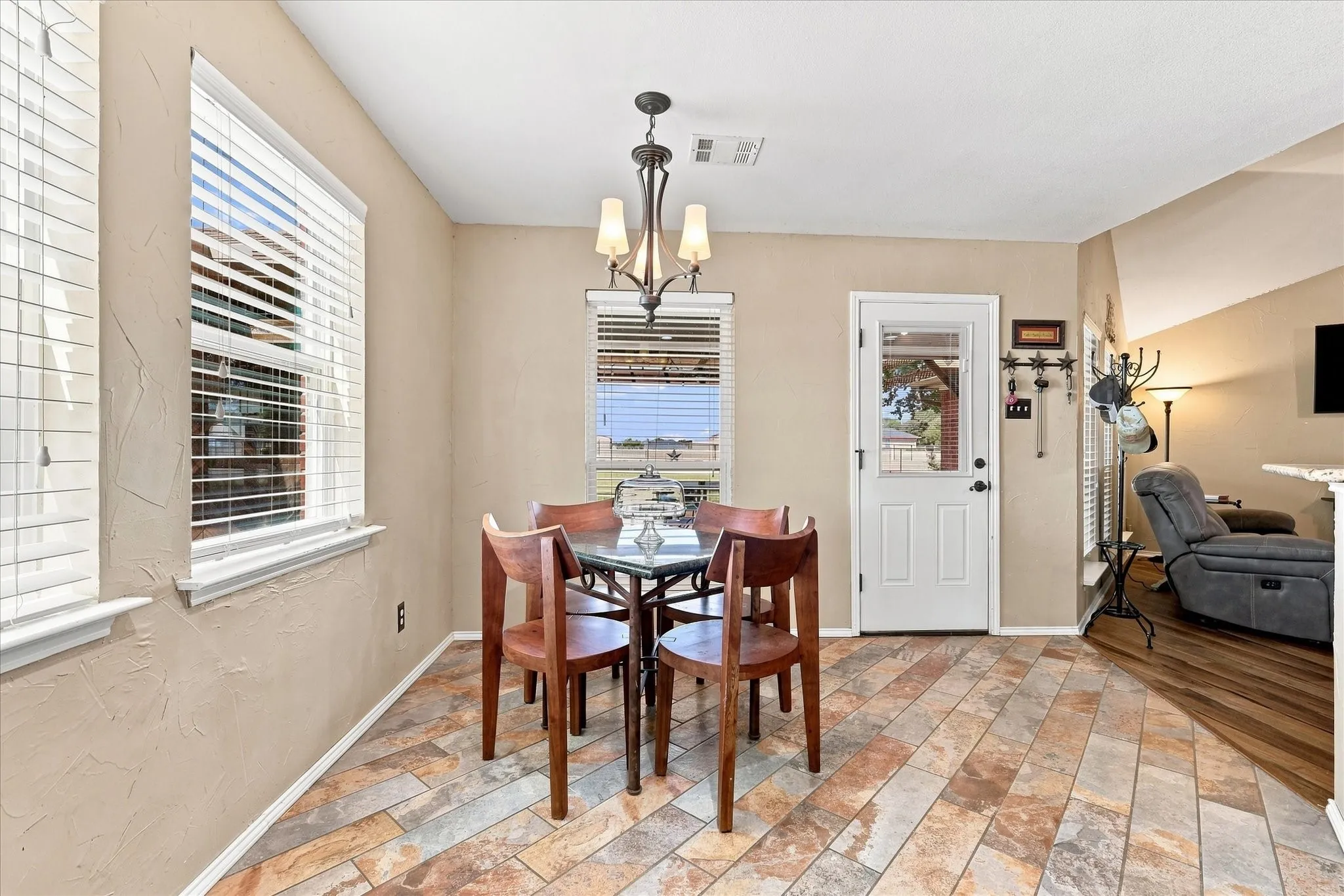 Single Family Residence For Sale in Denton County , 11555 Plainview Road, Krum, Texas 76249, 4 Bedroom, 2 Bathroom, 2 Garage spaces, 2,228 Sqft, built in 1999, mls#21325436, Real Estate Agent in Krum, Homes For Sale in Denton county, Homes For Sale in Krum, Realtor in Krum Texas, Real Estate Brokerage Independent Realty Texas, Luminita Cordes Realtor