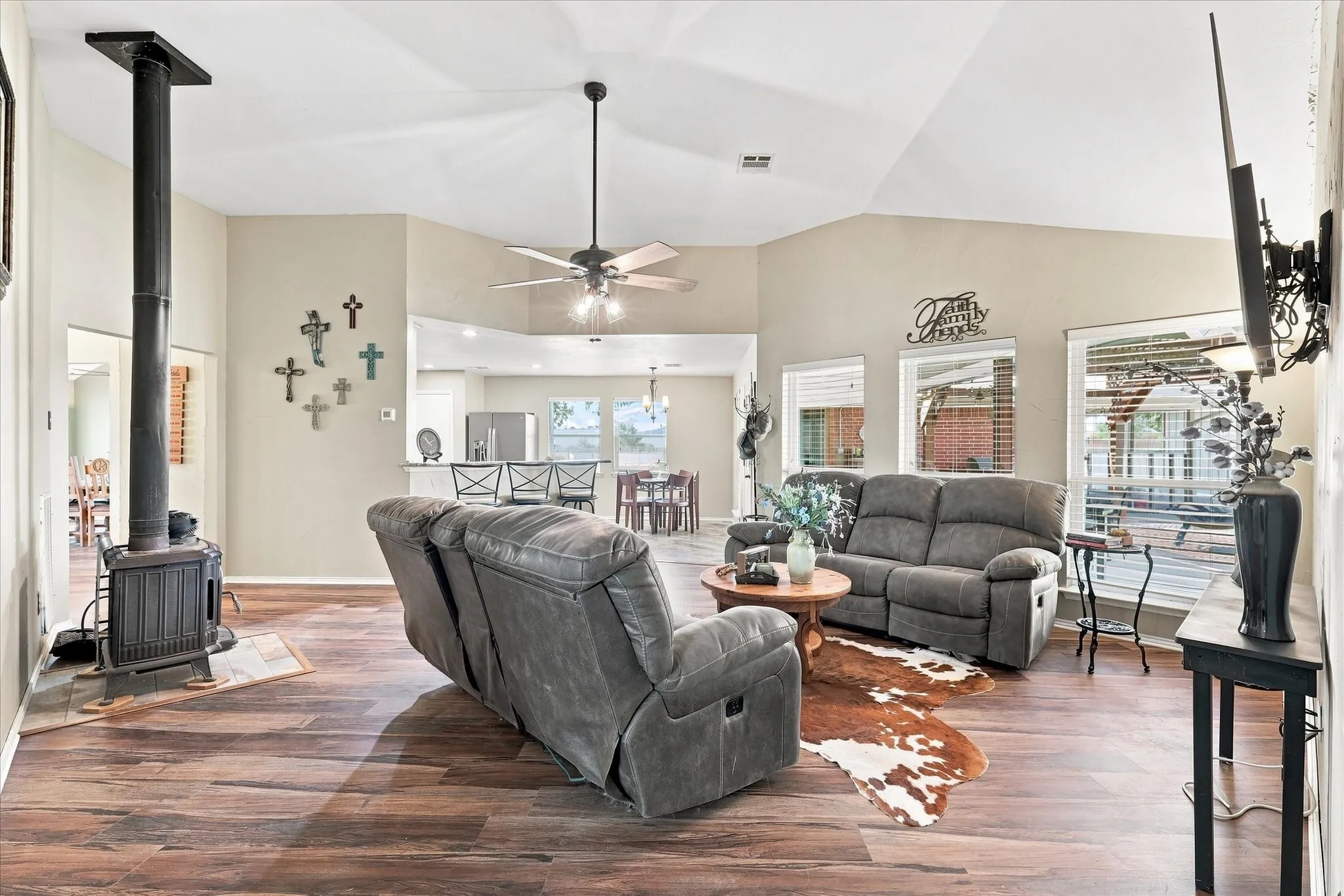 Single Family Residence For Sale in Denton County , 11555 Plainview Road, Krum, Texas 76249, 4 Bedroom, 2 Bathroom, 2 Garage spaces, 2,228 Sqft, built in 1999, mls#21325436, Real Estate Agent in Krum, Homes For Sale in Denton county, Homes For Sale in Krum, Realtor in Krum Texas, Real Estate Brokerage Independent Realty Texas, Luminita Cordes Realtor