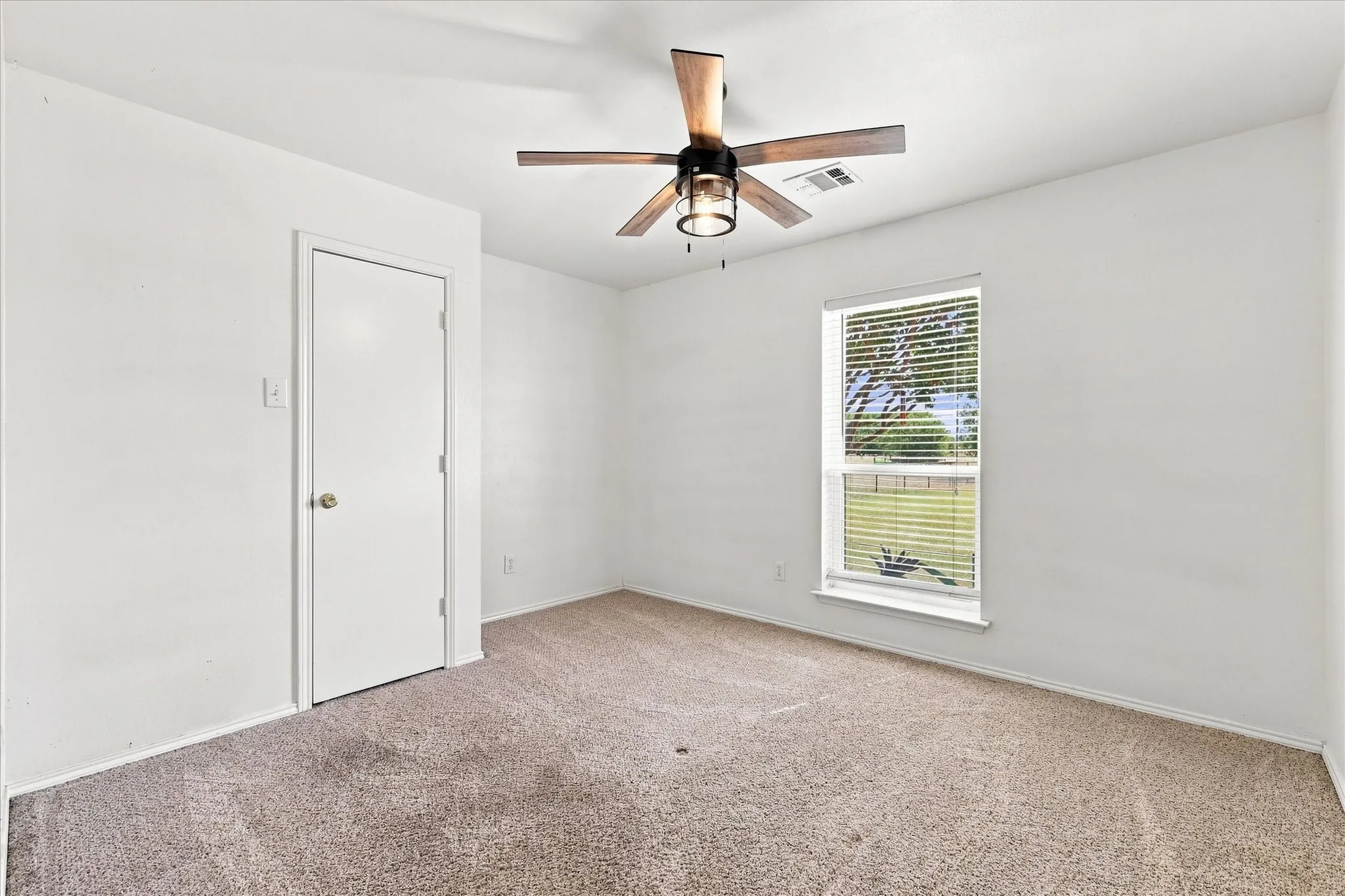 Single Family Residence For Sale in Denton County , 11555 Plainview Road, Krum, Texas 76249, 4 Bedroom, 2 Bathroom, 2 Garage spaces, 2,228 Sqft, built in 1999, mls#21325436, Real Estate Agent in Krum, Homes For Sale in Denton county, Homes For Sale in Krum, Realtor in Krum Texas, Real Estate Brokerage Independent Realty Texas, Luminita Cordes Realtor