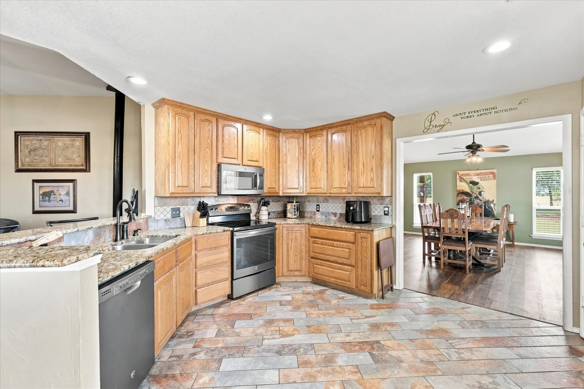 Single Family Residence For Sale in Denton County , 11555 Plainview Road, Krum, Texas 76249, 4 Bedroom, 2 Bathroom, 2 Garage spaces, 2,228 Sqft, built in 1999, mls#21325436, Real Estate Agent in Krum, Homes For Sale in Denton county, Homes For Sale in Krum, Realtor in Krum Texas, Real Estate Brokerage Independent Realty Texas, Luminita Cordes Realtor