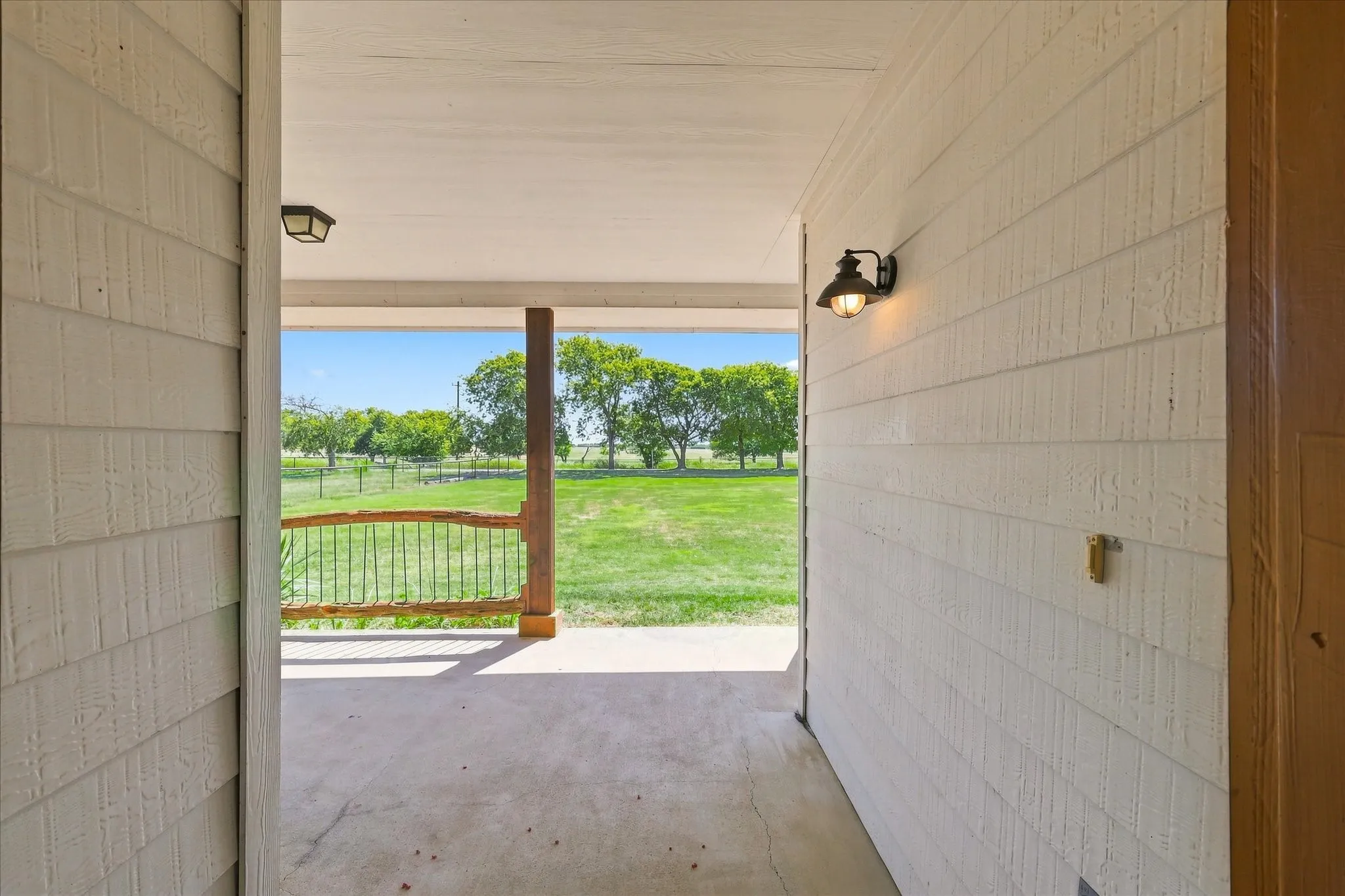 Single Family Residence For Sale in Denton County , 11555 Plainview Road, Krum, Texas 76249, 4 Bedroom, 2 Bathroom, 2 Garage spaces, 2,228 Sqft, built in 1999, mls#21325436, Real Estate Agent in Krum, Homes For Sale in Denton county, Homes For Sale in Krum, Realtor in Krum Texas, Real Estate Brokerage Independent Realty Texas, Luminita Cordes Realtor