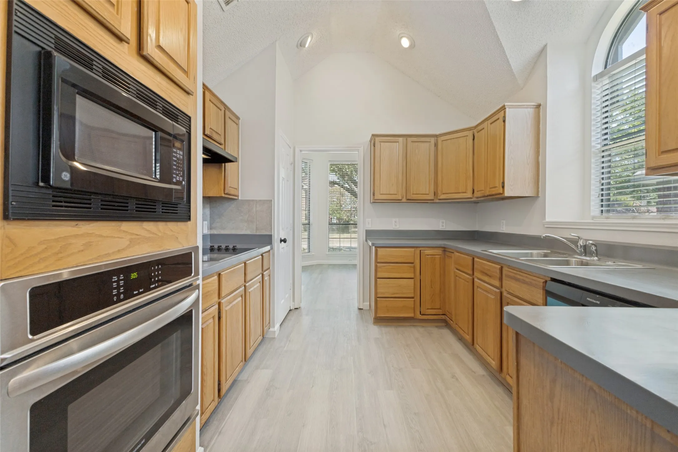 Single Family Residence For Sale in Dallas County , 2403 Springfield Drive, Mesquite, Texas 75181, 4 Bedroom, 2 Bathroom, 2 Garage spaces, 2,029 Sqft, built in 1992, mls#21357166, Real Estate Agent in Mesquite, Homes For Sale in Dallas county, Homes For Sale in Mesquite, Realtor in Mesquite Texas, Real Estate Brokerage Independent Realty Texas, Luminita Cordes Realtor