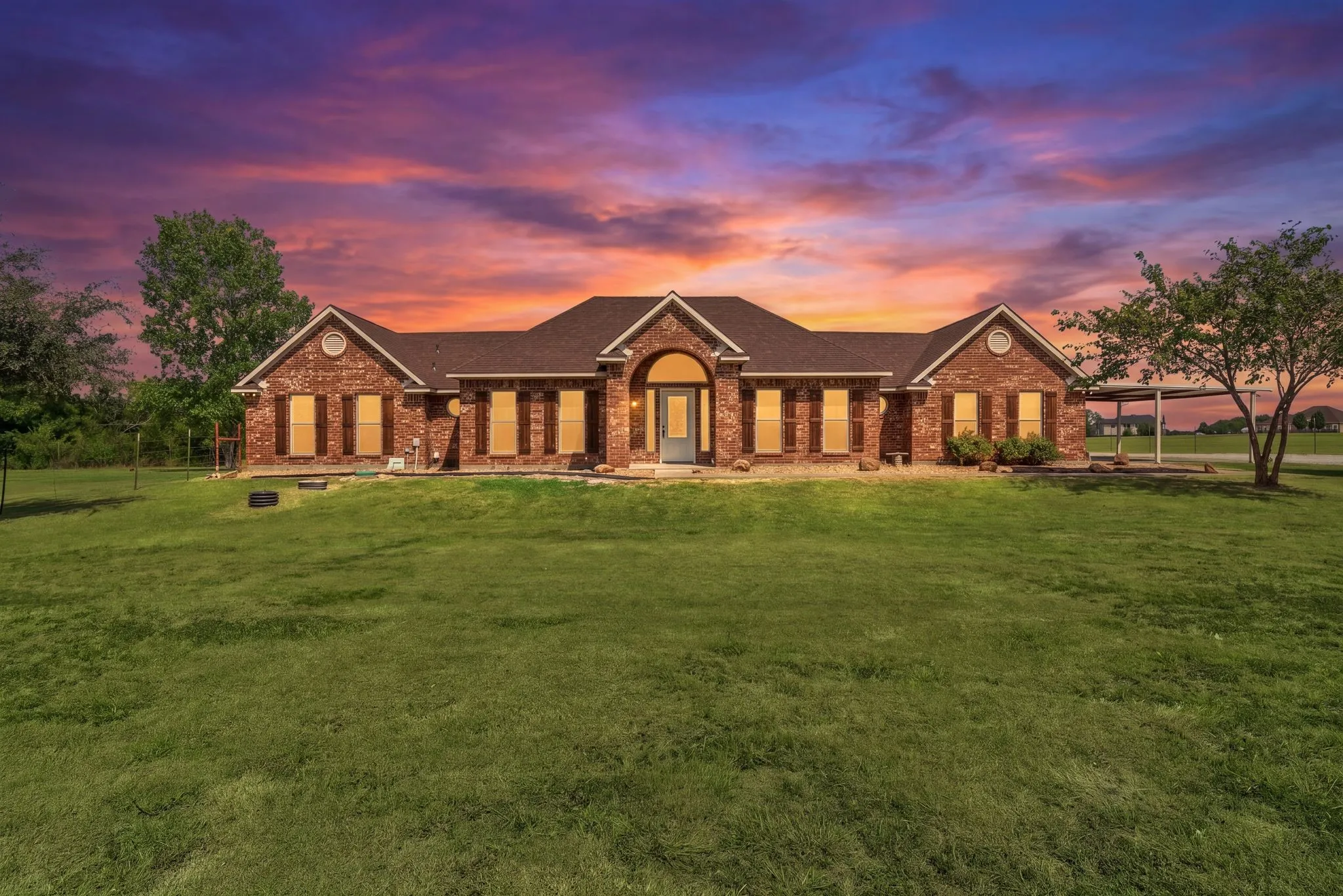 Single Family Residence For Sale in Fannin County , 627 County Road 4445, Trenton, Texas 75490, 3 Bedroom, 2 Bathroom, 2 Garage spaces, 1,866 Sqft, built in 1998, mls#21351573, Real Estate Agent in Trenton, Homes For Sale in Fannin county, Homes For Sale in Trenton, Realtor in Trenton Texas, Real Estate Brokerage Independent Realty Texas, Luminita Cordes Realtor