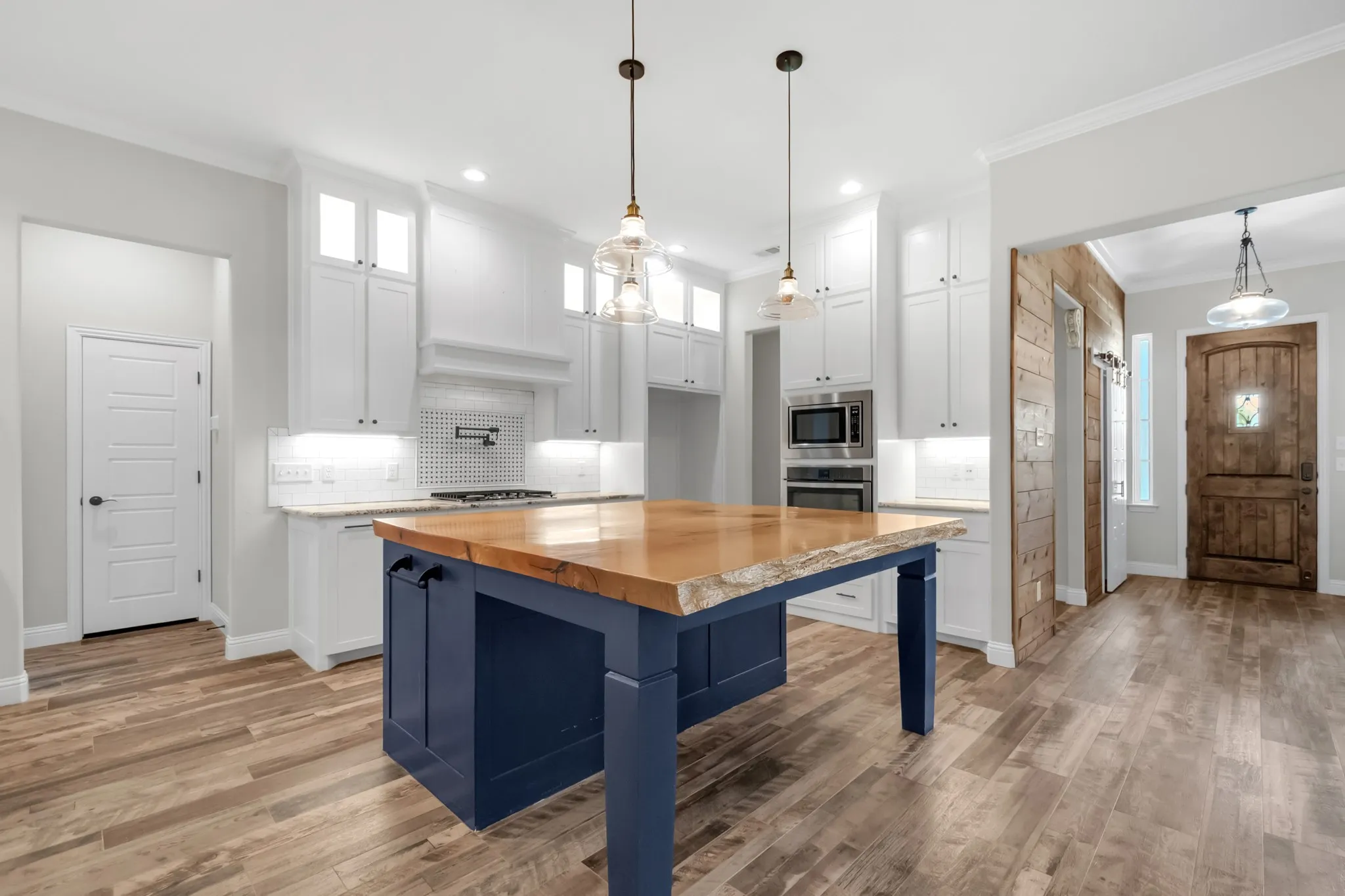 Single Family Residence For Sale in Parker County , 119 Breeders Drive, Willow Park, Texas 76087, 3 Bedroom, 3 Bathroom, 3 Garage spaces, 2,690 Sqft, built in 2018, mls#21355006, Real Estate Agent in Willow Park, Homes For Sale in Parker county, Homes For Sale in Willow Park, Realtor in Willow Park Texas, Real Estate Brokerage Independent Realty Texas, Luminita Cordes Realtor