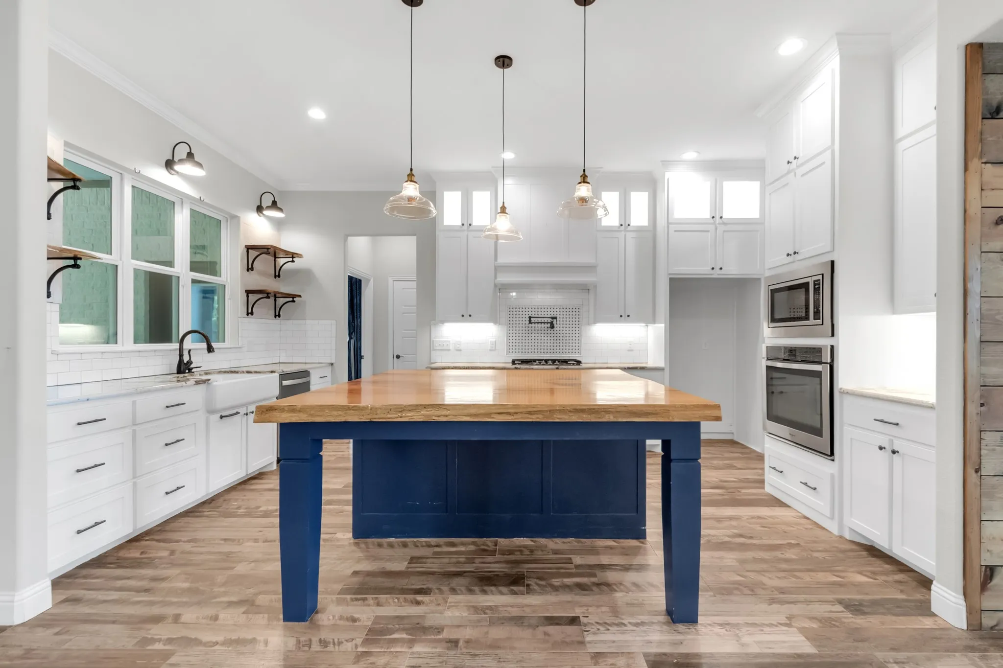 Single Family Residence For Sale in Parker County , 119 Breeders Drive, Willow Park, Texas 76087, 3 Bedroom, 3 Bathroom, 3 Garage spaces, 2,690 Sqft, built in 2018, mls#21355006, Real Estate Agent in Willow Park, Homes For Sale in Parker county, Homes For Sale in Willow Park, Realtor in Willow Park Texas, Real Estate Brokerage Independent Realty Texas, Luminita Cordes Realtor