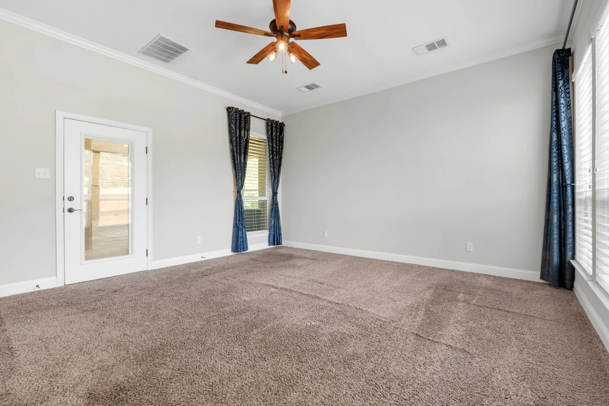 Single Family Residence For Sale in Parker County , 119 Breeders Drive, Willow Park, Texas 76087, 3 Bedroom, 3 Bathroom, 3 Garage spaces, 2,690 Sqft, built in 2018, mls#21355006, Real Estate Agent in Willow Park, Homes For Sale in Parker county, Homes For Sale in Willow Park, Realtor in Willow Park Texas, Real Estate Brokerage Independent Realty Texas, Luminita Cordes Realtor