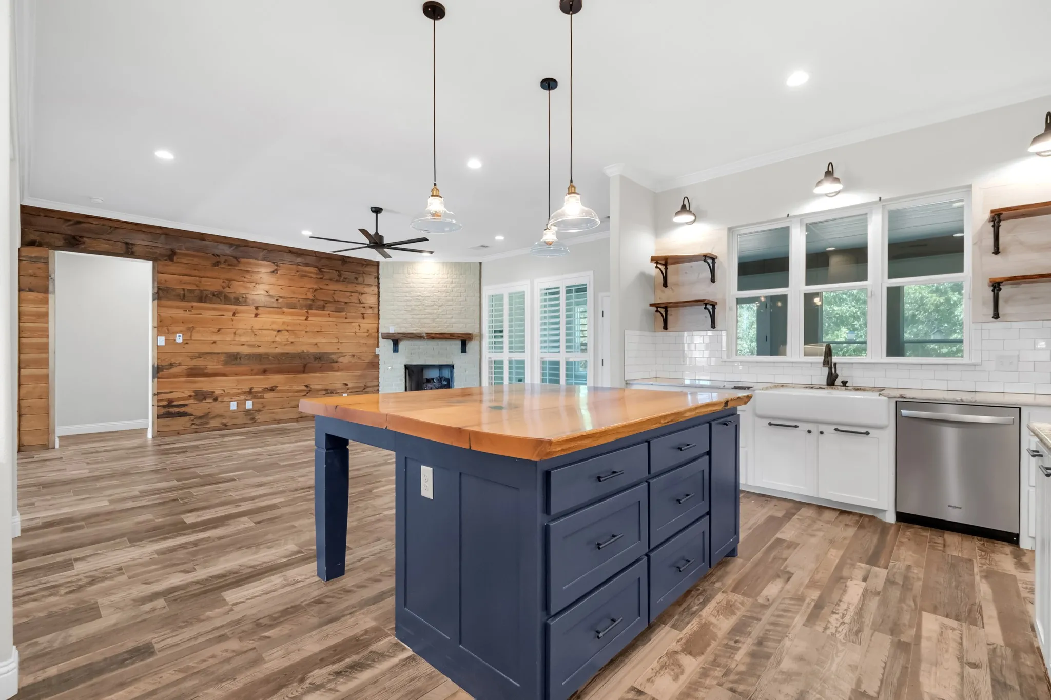 Single Family Residence For Sale in Parker County , 119 Breeders Drive, Willow Park, Texas 76087, 3 Bedroom, 3 Bathroom, 3 Garage spaces, 2,690 Sqft, built in 2018, mls#21355006, Real Estate Agent in Willow Park, Homes For Sale in Parker county, Homes For Sale in Willow Park, Realtor in Willow Park Texas, Real Estate Brokerage Independent Realty Texas, Luminita Cordes Realtor