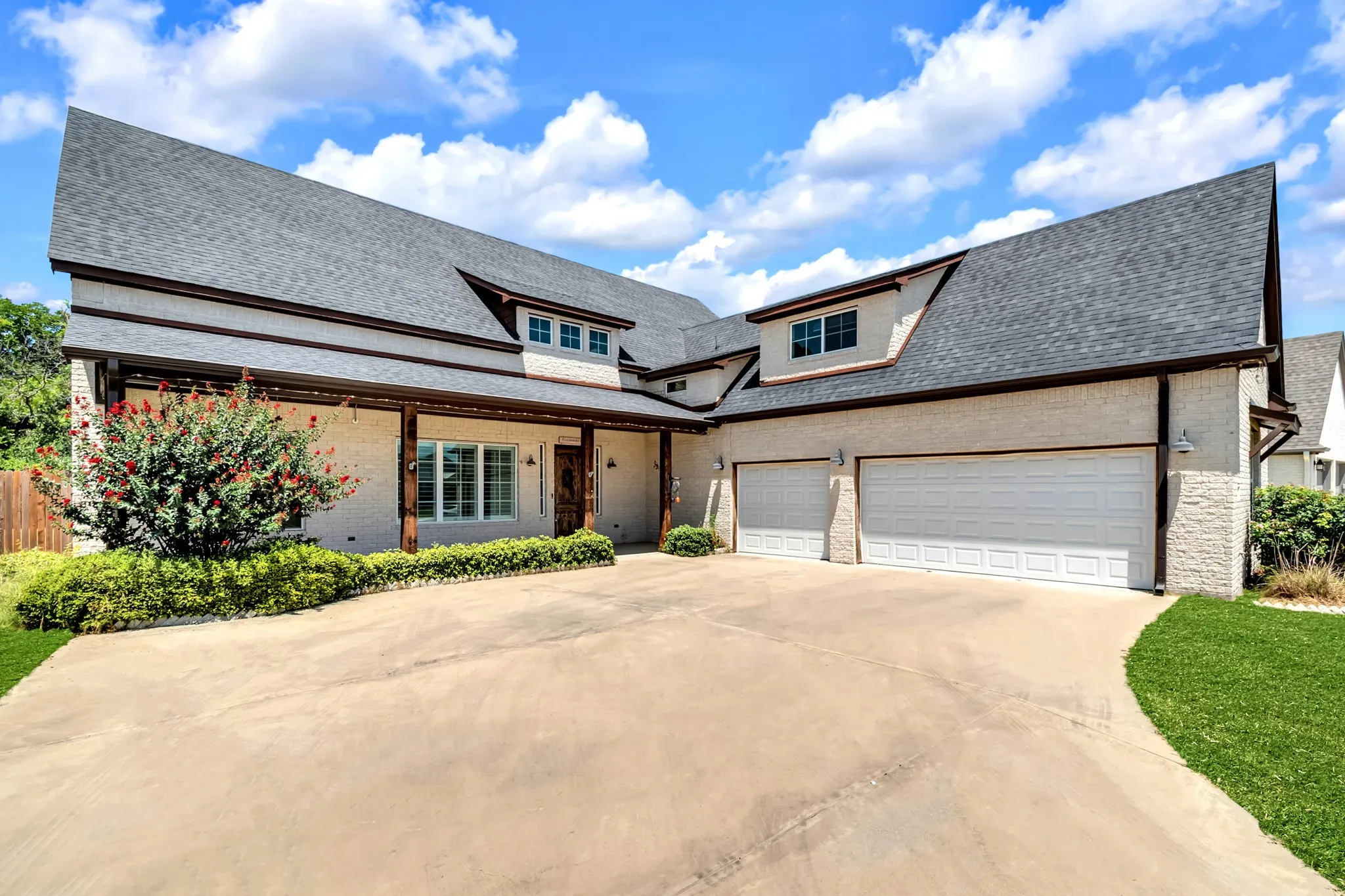 Single Family Residence For Sale in Parker County , 119 Breeders Drive, Willow Park, Texas 76087, 3 Bedroom, 3 Bathroom, 3 Garage spaces, 2,690 Sqft, built in 2018, mls#21355006, Real Estate Agent in Willow Park, Homes For Sale in Parker county, Homes For Sale in Willow Park, Realtor in Willow Park Texas, Real Estate Brokerage Independent Realty Texas, Luminita Cordes Realtor