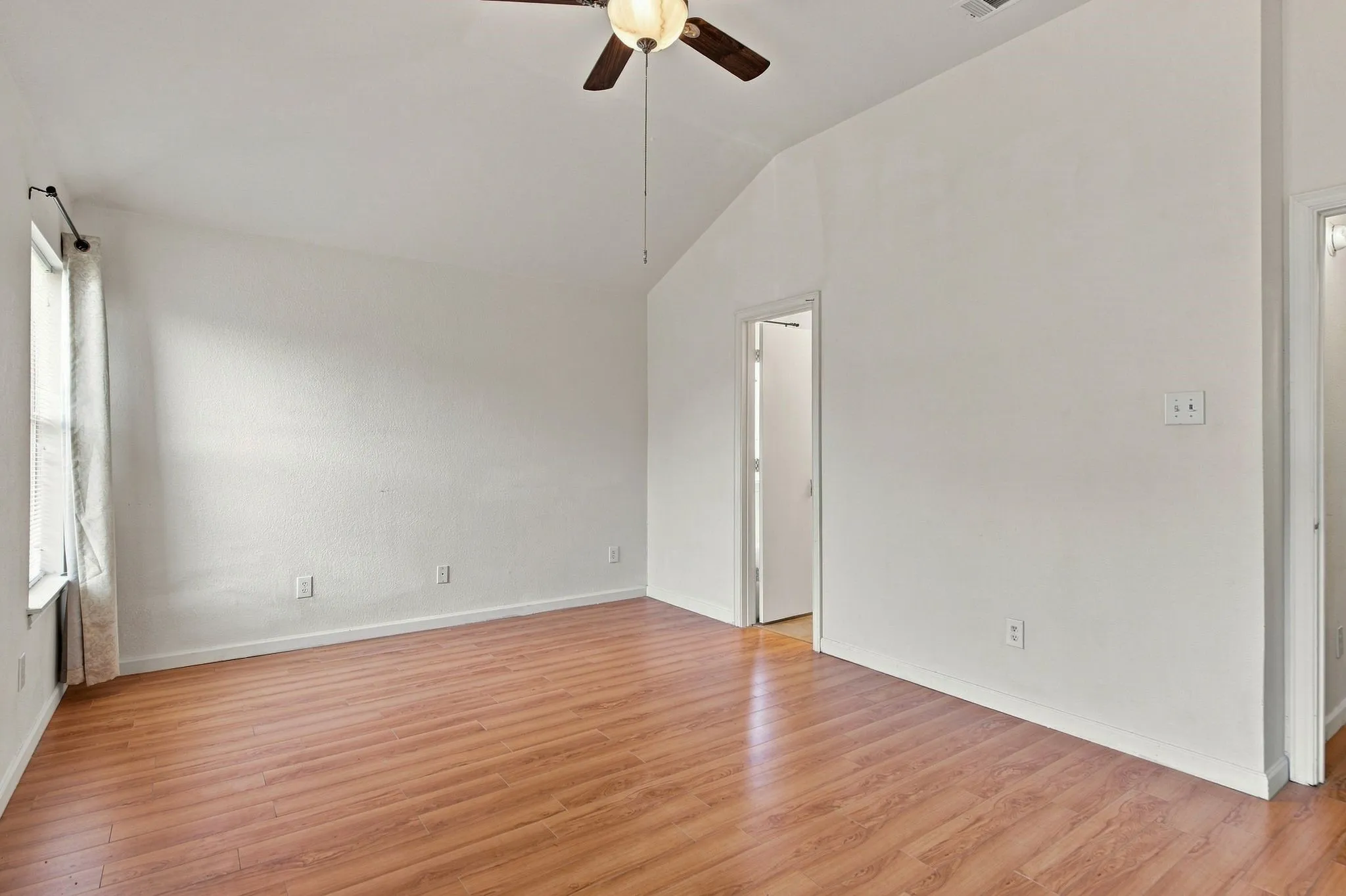 Single Family Residence For Rent in Denton County , 616 Mustang Court, Little Elm, Texas 75068, 2 Bedroom, 2 Bathroom, 2 Garage spaces, 1,040 Sqft, built in 2000, mls#21357194, Real Estate Agent in Little Elm, Homes For Rent in Denton county, Homes For Rent in Little Elm, Realtor in Little Elm Texas, Real Estate Brokerage Independent Realty Texas, Luminita Cordes Realtor