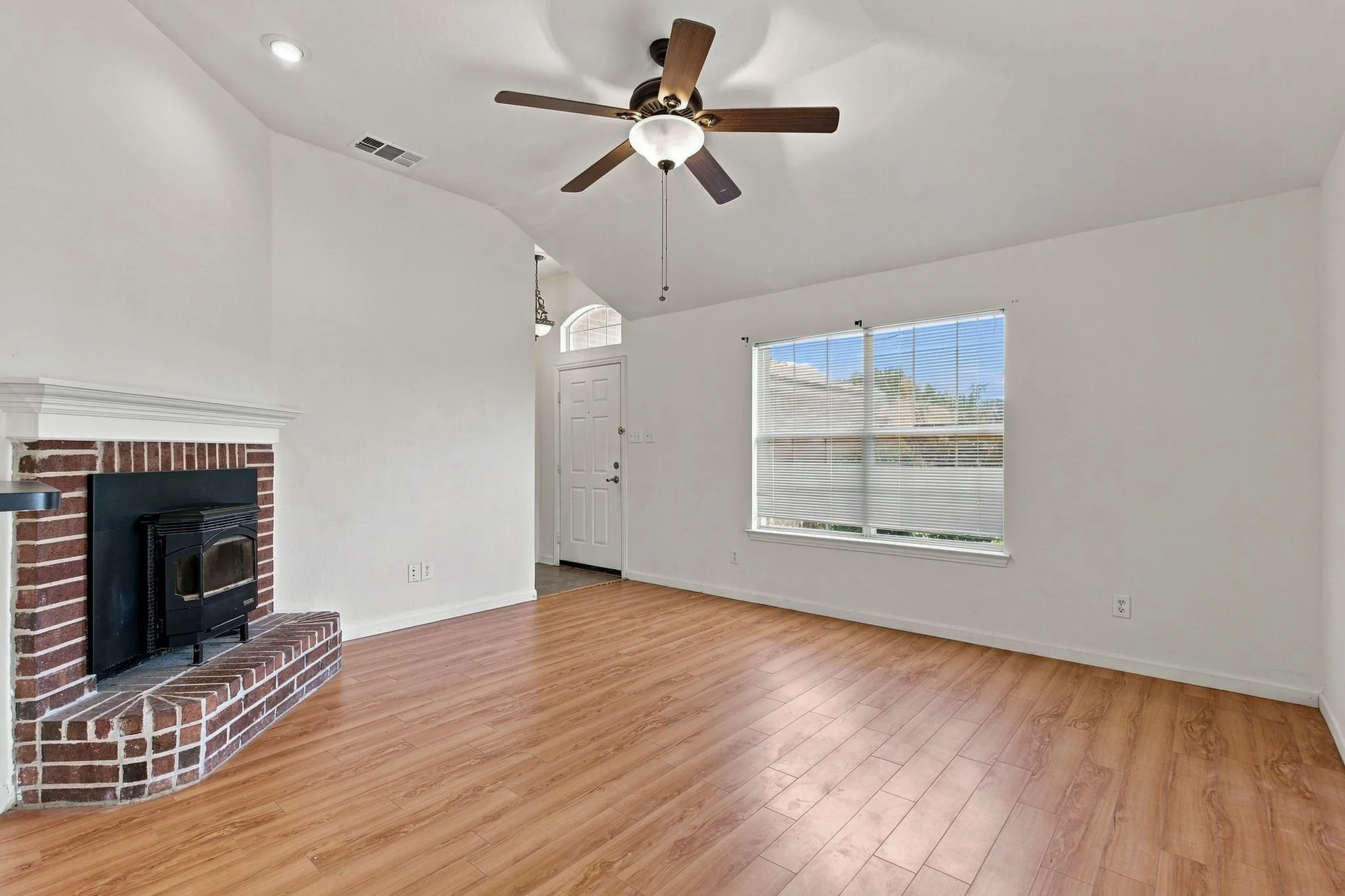 Single Family Residence For Rent in Denton County , 616 Mustang Court, Little Elm, Texas 75068, 2 Bedroom, 2 Bathroom, 2 Garage spaces, 1,040 Sqft, built in 2000, mls#21357194, Real Estate Agent in Little Elm, Homes For Rent in Denton county, Homes For Rent in Little Elm, Realtor in Little Elm Texas, Real Estate Brokerage Independent Realty Texas, Luminita Cordes Realtor