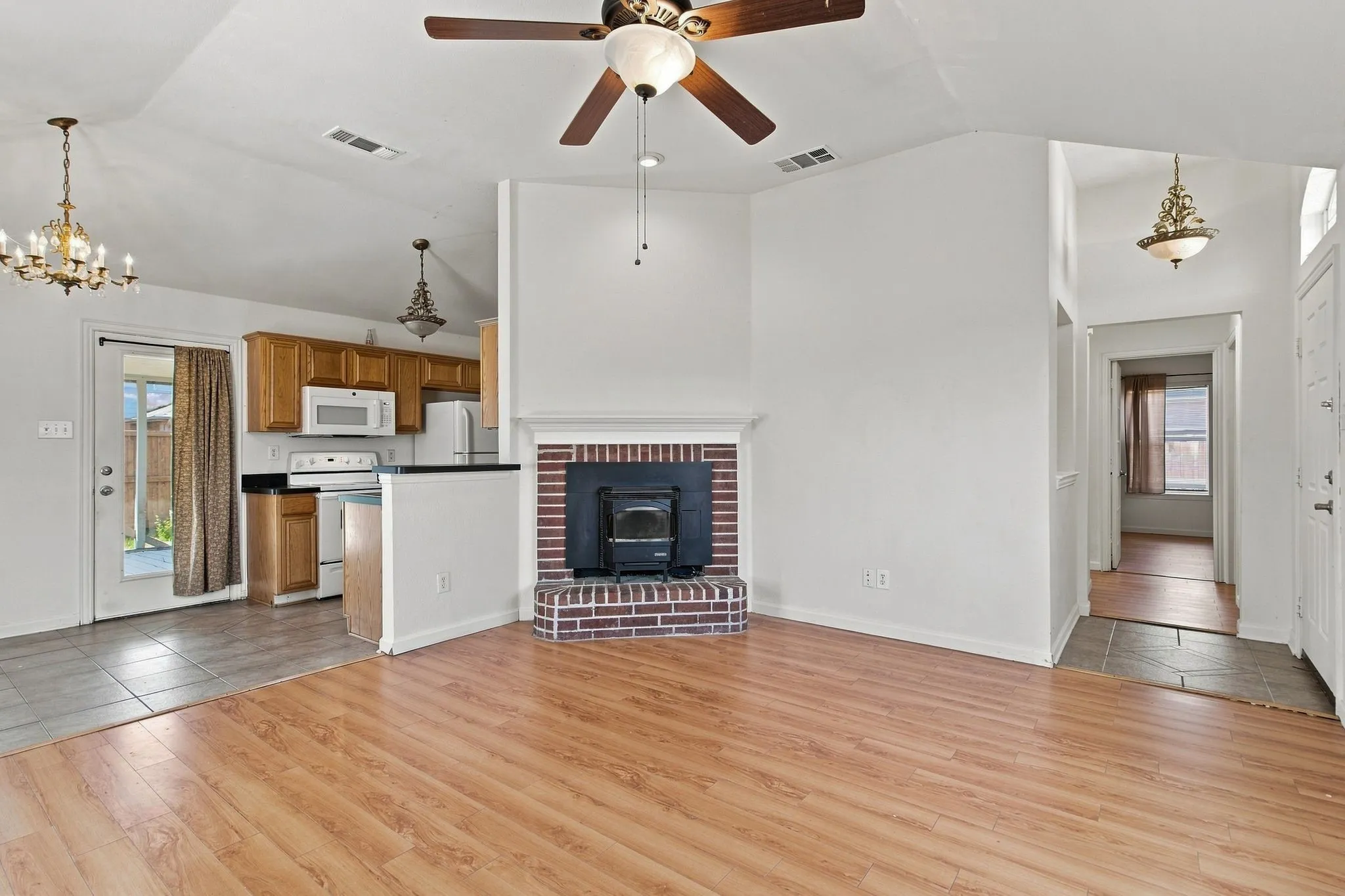 Single Family Residence For Rent in Denton County , 616 Mustang Court, Little Elm, Texas 75068, 2 Bedroom, 2 Bathroom, 2 Garage spaces, 1,040 Sqft, built in 2000, mls#21357194, Real Estate Agent in Little Elm, Homes For Rent in Denton county, Homes For Rent in Little Elm, Realtor in Little Elm Texas, Real Estate Brokerage Independent Realty Texas, Luminita Cordes Realtor
