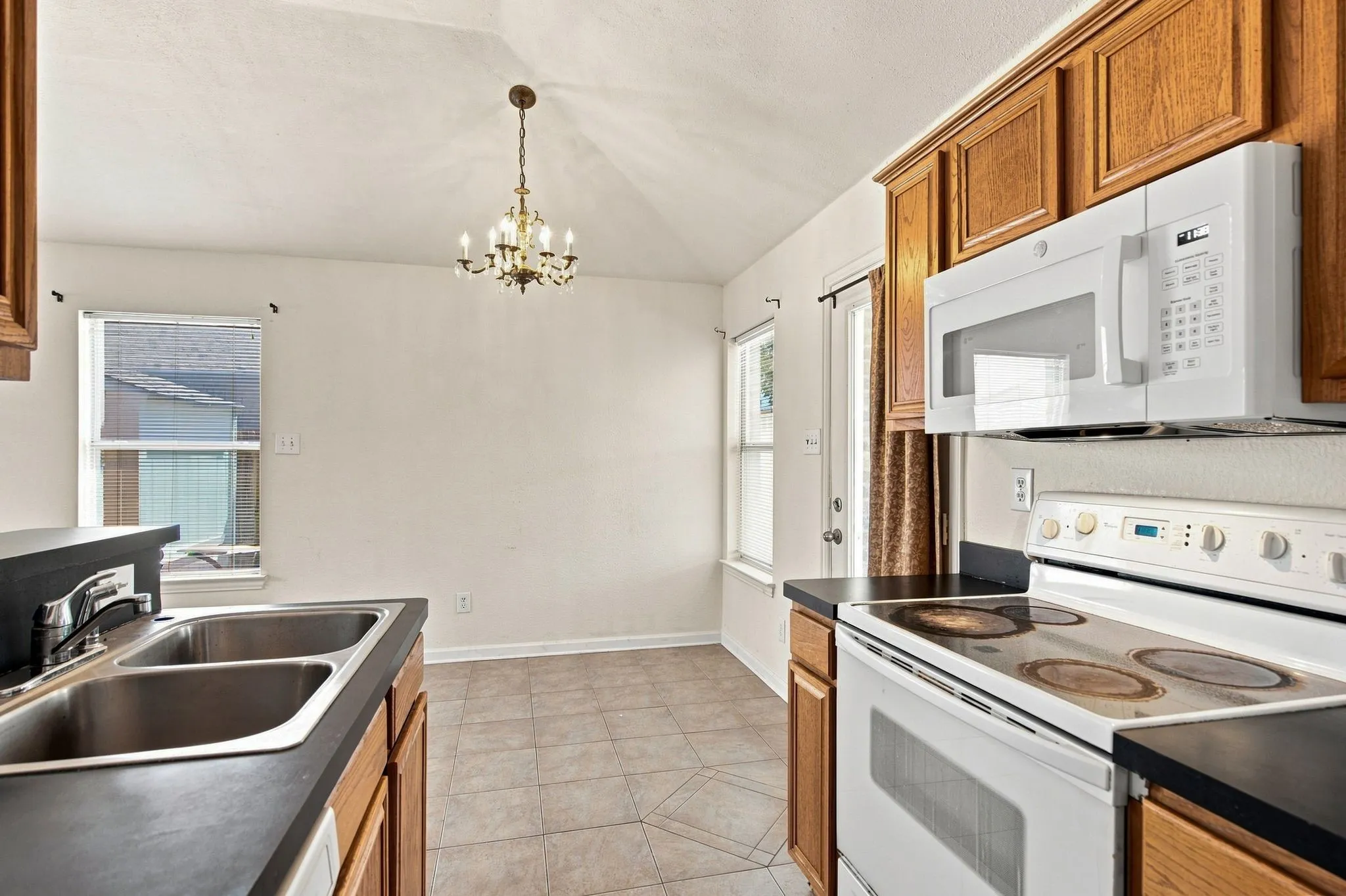 Single Family Residence For Rent in Denton County , 616 Mustang Court, Little Elm, Texas 75068, 2 Bedroom, 2 Bathroom, 2 Garage spaces, 1,040 Sqft, built in 2000, mls#21357194, Real Estate Agent in Little Elm, Homes For Rent in Denton county, Homes For Rent in Little Elm, Realtor in Little Elm Texas, Real Estate Brokerage Independent Realty Texas, Luminita Cordes Realtor