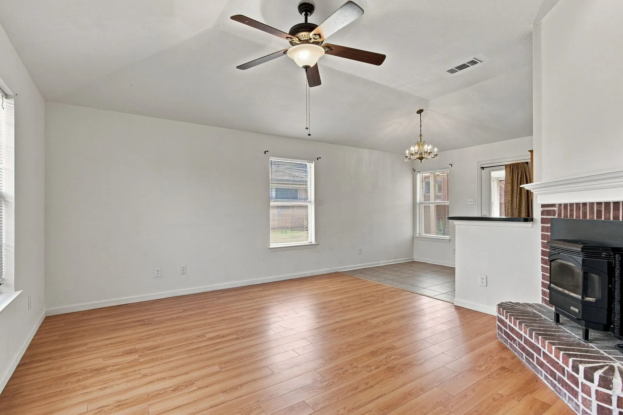 Single Family Residence For Rent in Denton County , 616 Mustang Court, Little Elm, Texas 75068, 2 Bedroom, 2 Bathroom, 2 Garage spaces, 1,040 Sqft, built in 2000, mls#21357194, Real Estate Agent in Little Elm, Homes For Rent in Denton county, Homes For Rent in Little Elm, Realtor in Little Elm Texas, Real Estate Brokerage Independent Realty Texas, Luminita Cordes Realtor