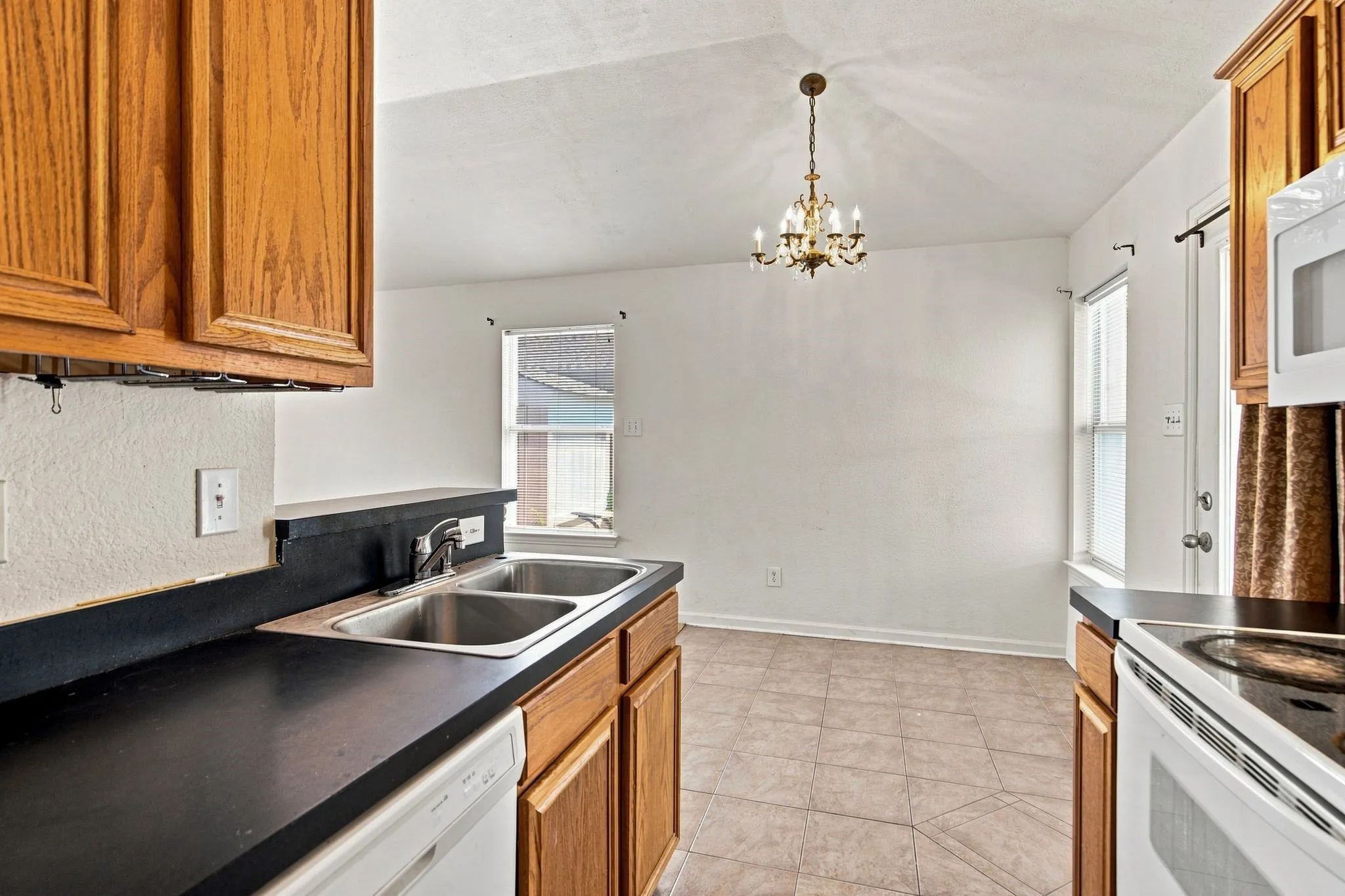 Single Family Residence For Rent in Denton County , 616 Mustang Court, Little Elm, Texas 75068, 2 Bedroom, 2 Bathroom, 2 Garage spaces, 1,040 Sqft, built in 2000, mls#21357194, Real Estate Agent in Little Elm, Homes For Rent in Denton county, Homes For Rent in Little Elm, Realtor in Little Elm Texas, Real Estate Brokerage Independent Realty Texas, Luminita Cordes Realtor