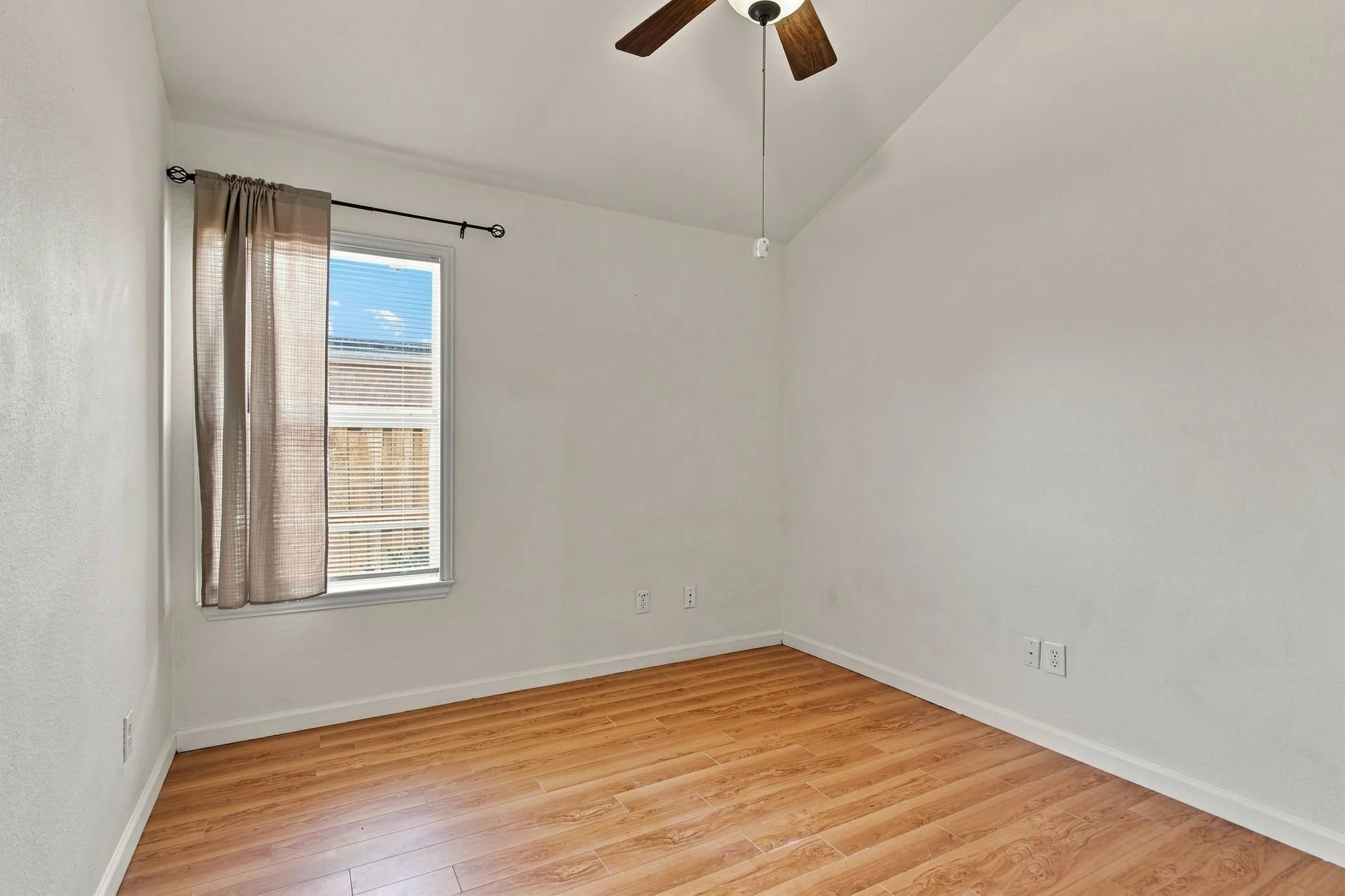 Single Family Residence For Rent in Denton County , 616 Mustang Court, Little Elm, Texas 75068, 2 Bedroom, 2 Bathroom, 2 Garage spaces, 1,040 Sqft, built in 2000, mls#21357194, Real Estate Agent in Little Elm, Homes For Rent in Denton county, Homes For Rent in Little Elm, Realtor in Little Elm Texas, Real Estate Brokerage Independent Realty Texas, Luminita Cordes Realtor