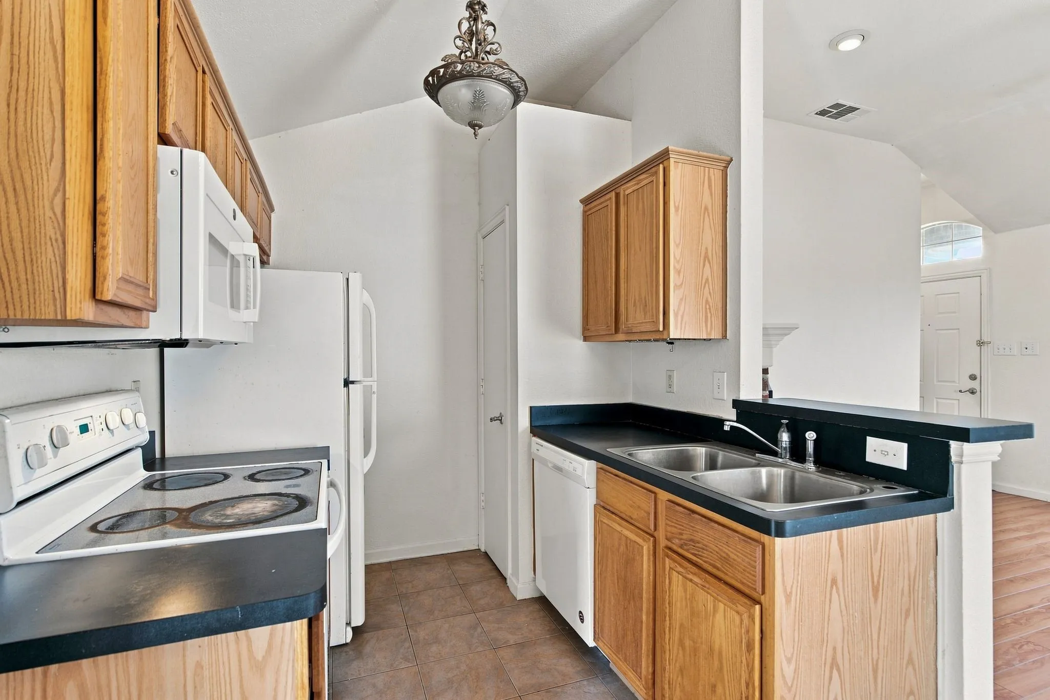 Single Family Residence For Rent in Denton County , 616 Mustang Court, Little Elm, Texas 75068, 2 Bedroom, 2 Bathroom, 2 Garage spaces, 1,040 Sqft, built in 2000, mls#21357194, Real Estate Agent in Little Elm, Homes For Rent in Denton county, Homes For Rent in Little Elm, Realtor in Little Elm Texas, Real Estate Brokerage Independent Realty Texas, Luminita Cordes Realtor