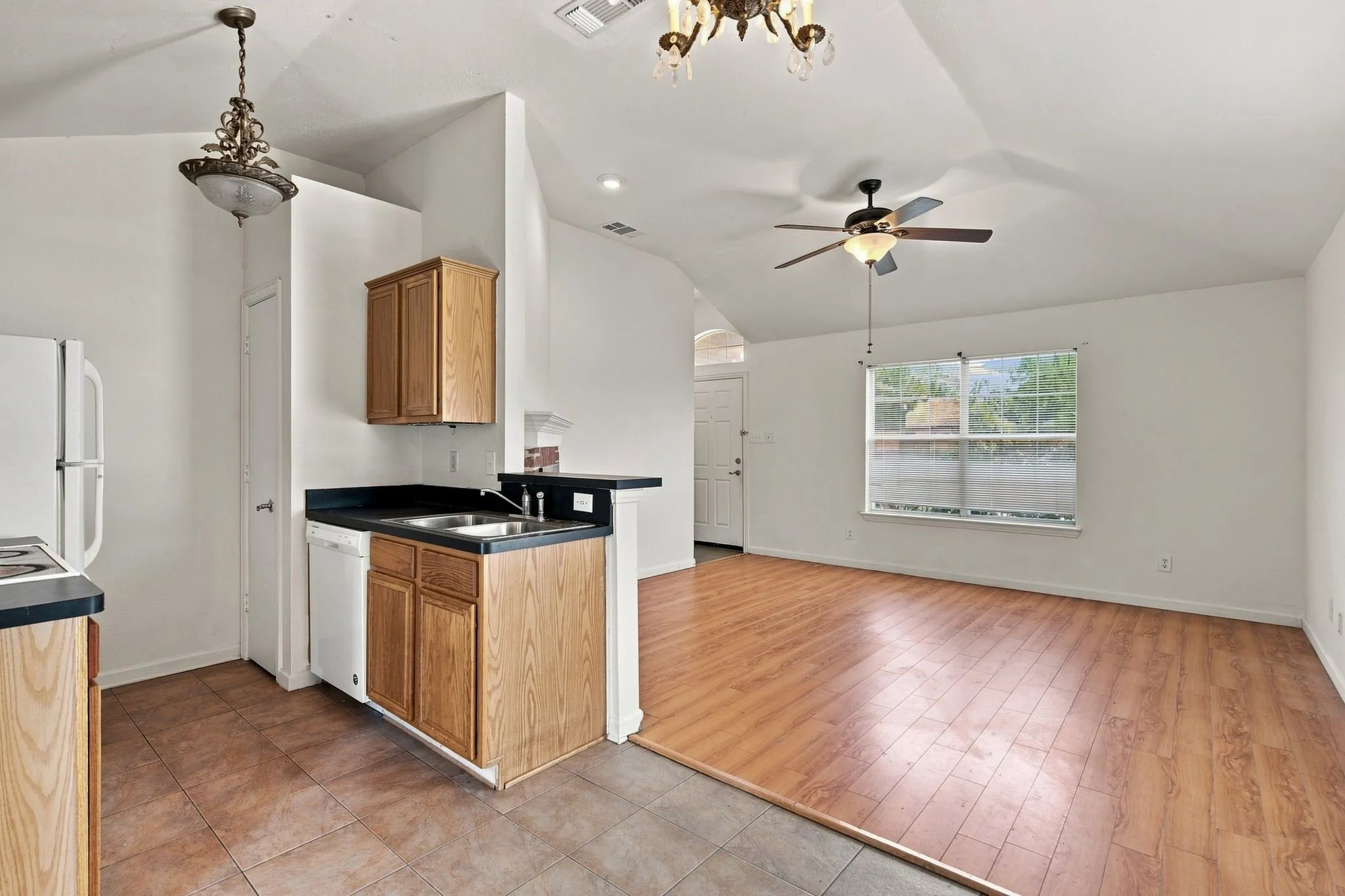 Single Family Residence For Rent in Denton County , 616 Mustang Court, Little Elm, Texas 75068, 2 Bedroom, 2 Bathroom, 2 Garage spaces, 1,040 Sqft, built in 2000, mls#21357194, Real Estate Agent in Little Elm, Homes For Rent in Denton county, Homes For Rent in Little Elm, Realtor in Little Elm Texas, Real Estate Brokerage Independent Realty Texas, Luminita Cordes Realtor